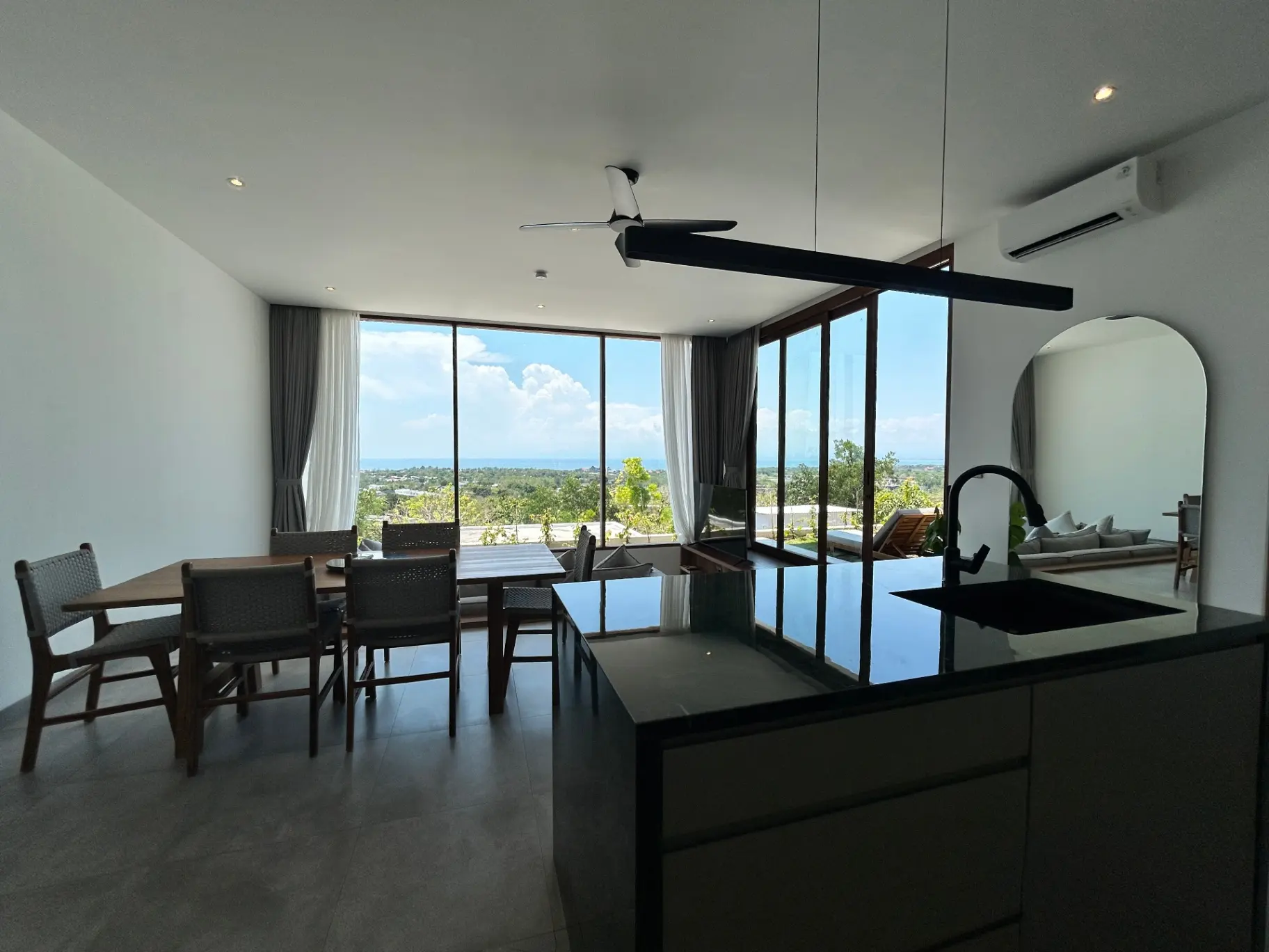 Luxury 2BR Villa w/ Panaramic Ocean View — image 2