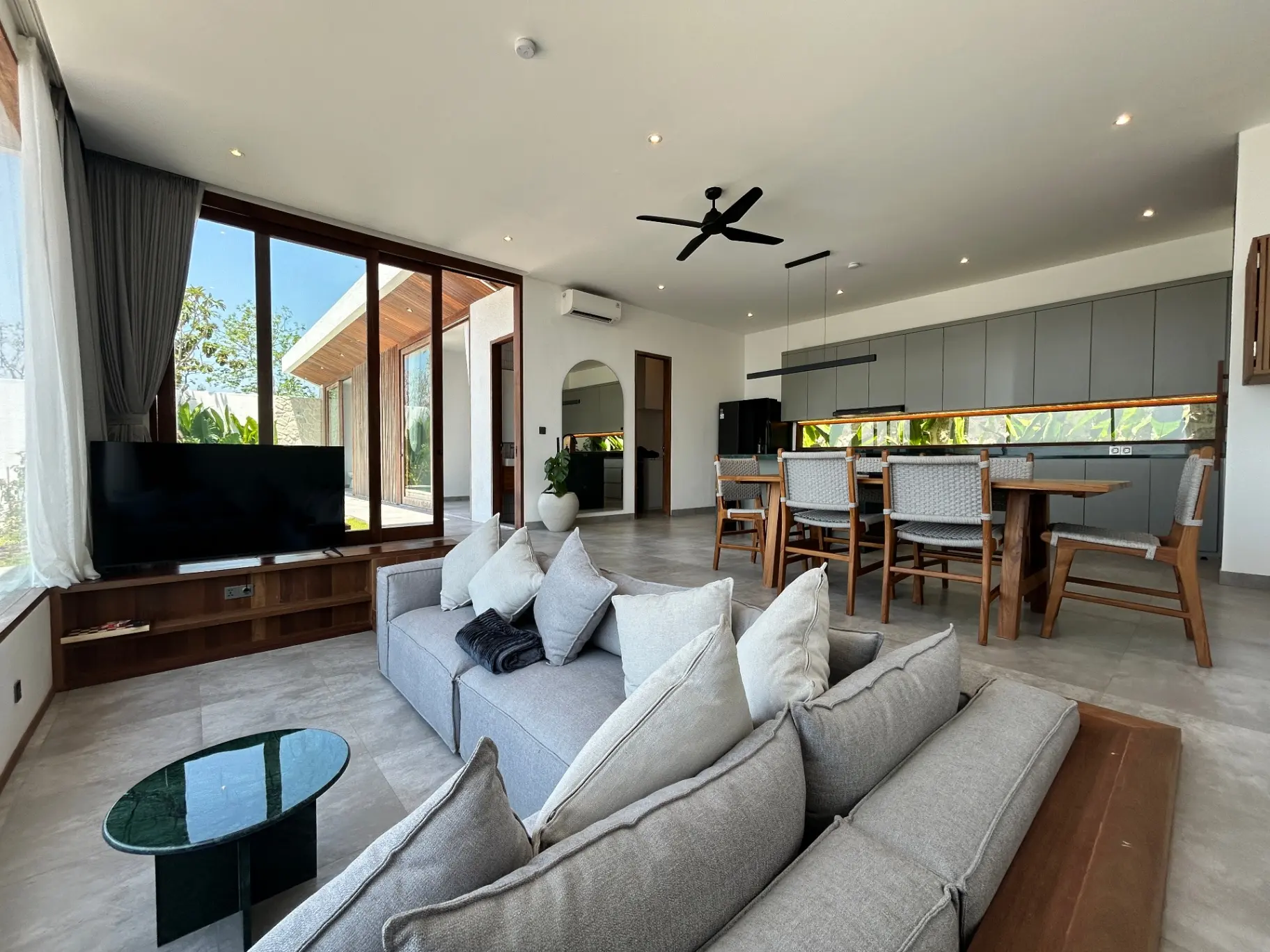Luxury 2BR Villa w/ Panaramic Ocean View — image 1