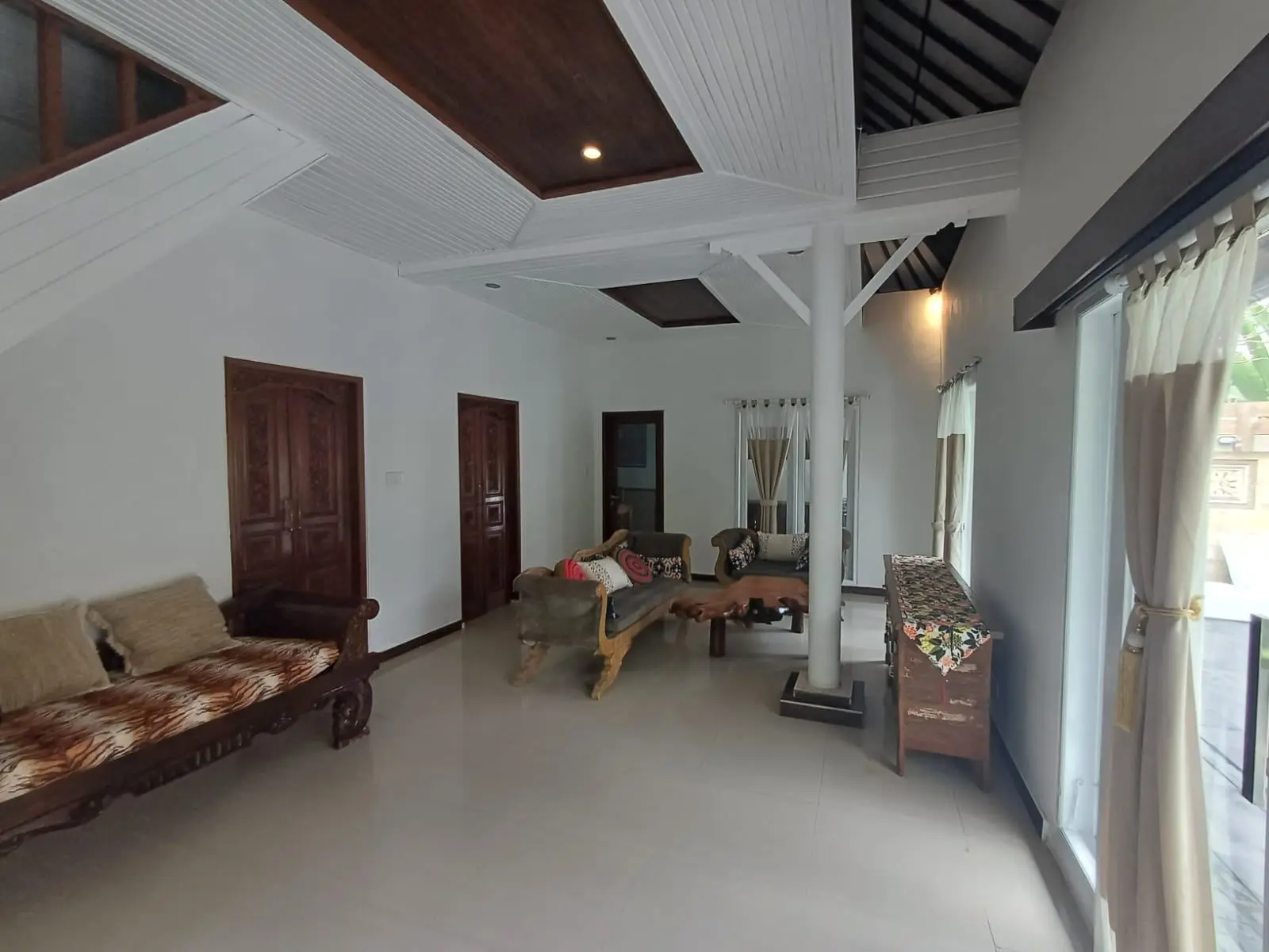 Villa Nelayan - 3 Bedroom Tropical Villa near the Beach!! — image 3