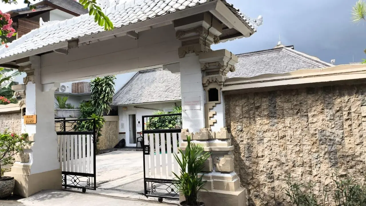 Villa Nelayan - 3 Bedroom Tropical Villa near the Beach!! — image 1
