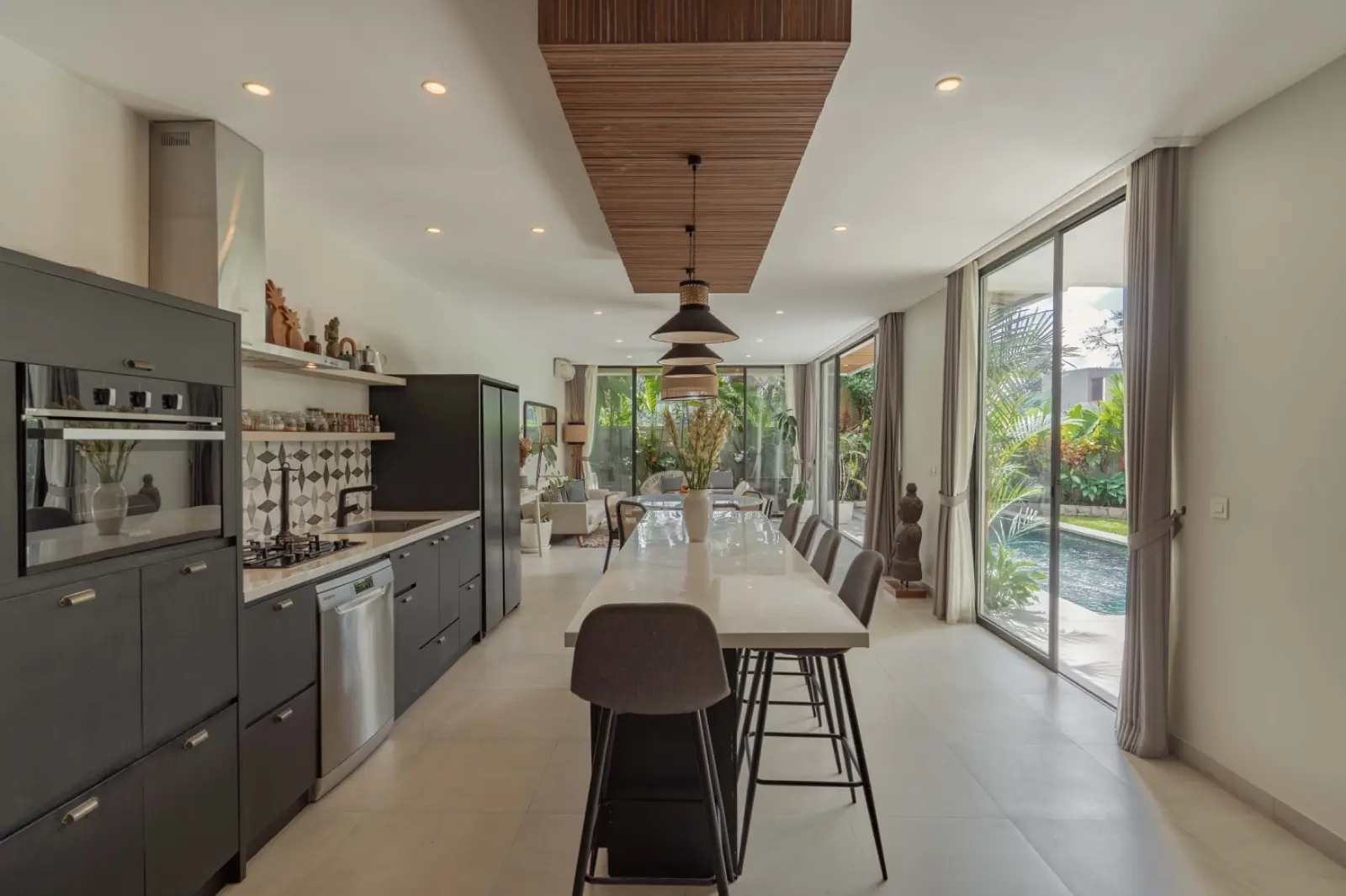 Luxury 5 bedrooms in Central Canggu — image 2