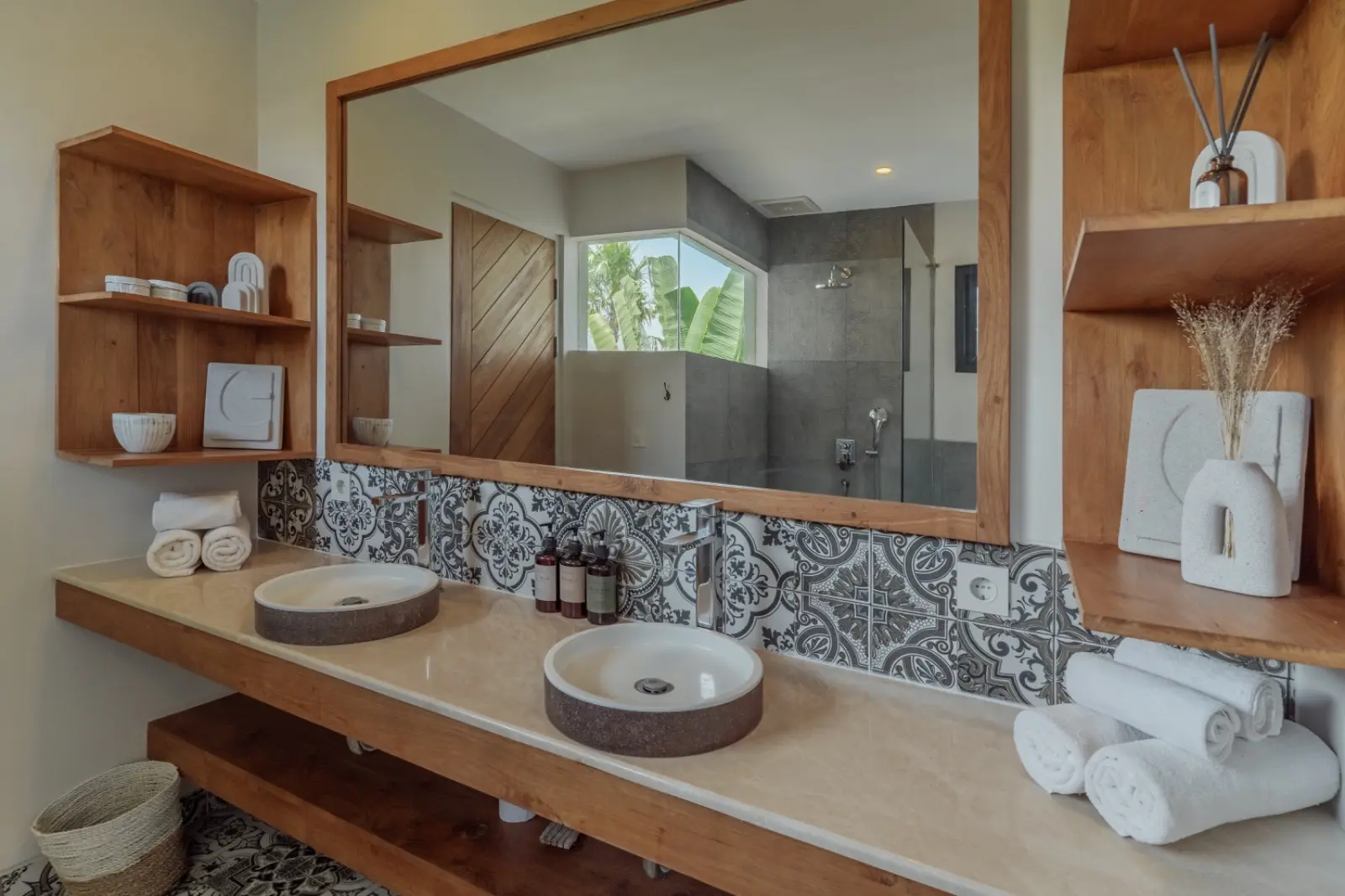 Modern luxury 4 bedrooms villa in Berawa Canggu — image 3