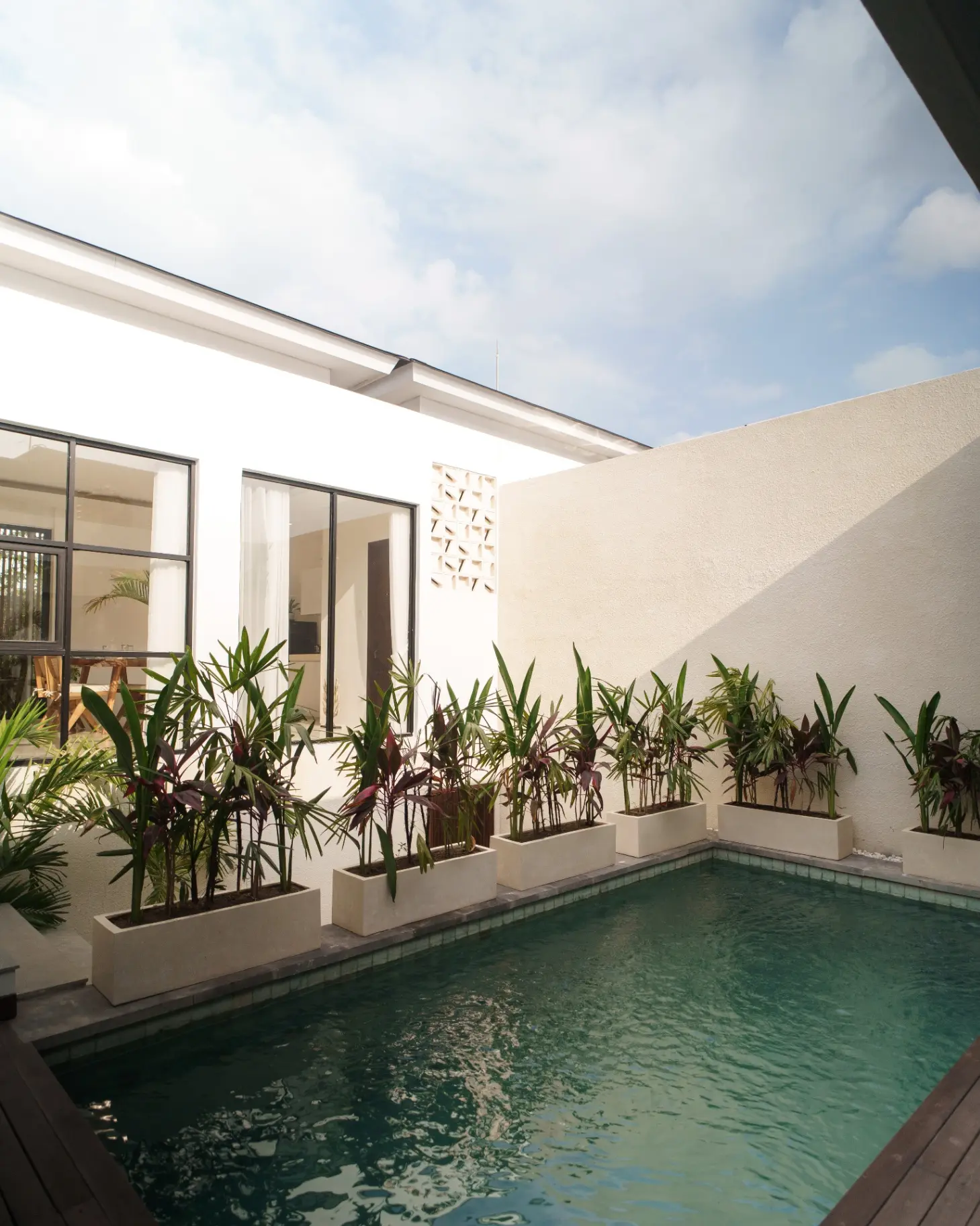Cozy stylish villa in Umalas opposite the Liga Tennis next to the Pizza Fabbrica. 10 minutes drive to Berawa Beach.
