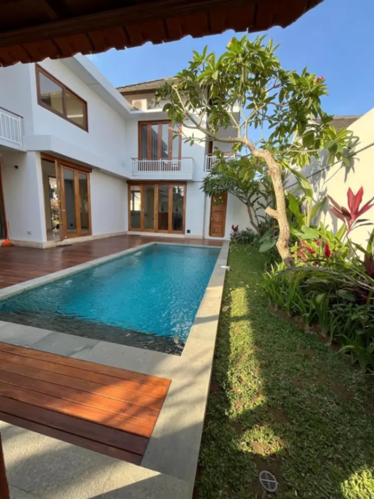 3BR SUPER SPACIOUS VILLA LEASEHOLD IN TUMBAK BAYU