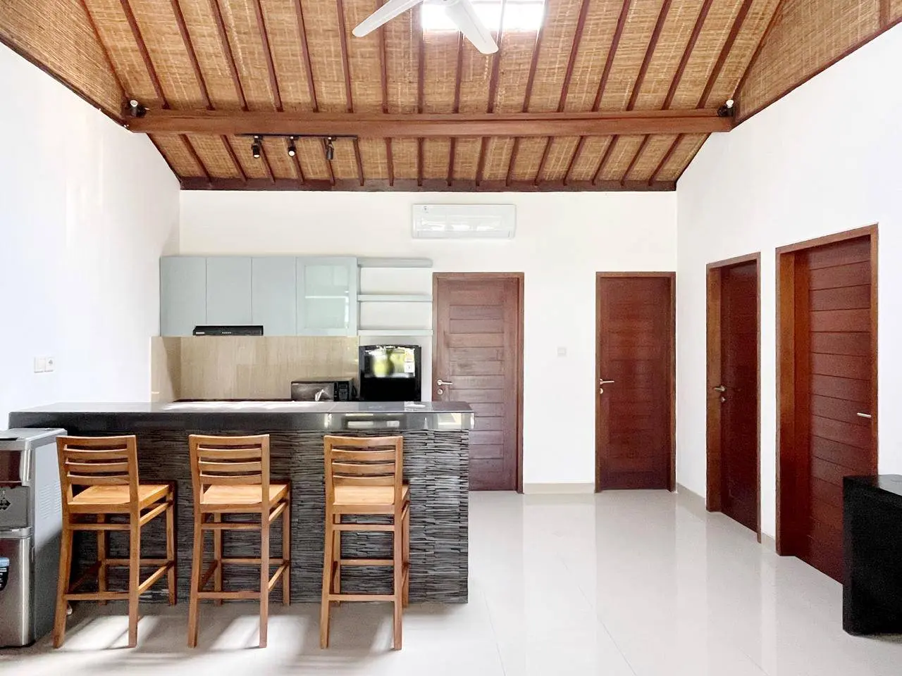 Spacious Villa with Garden in Seminyak — image 4