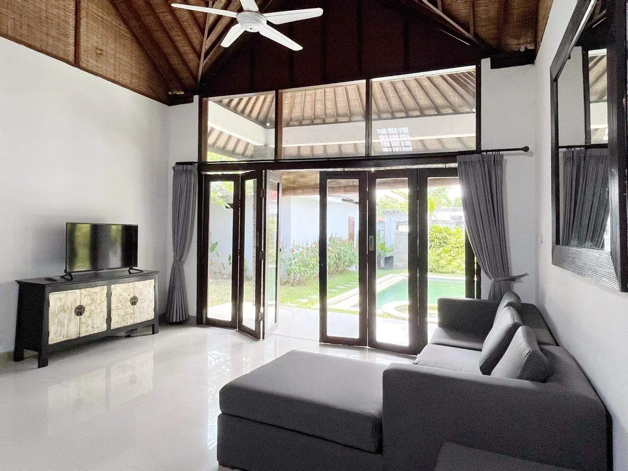 Spacious Villa with Garden in Seminyak — image 3