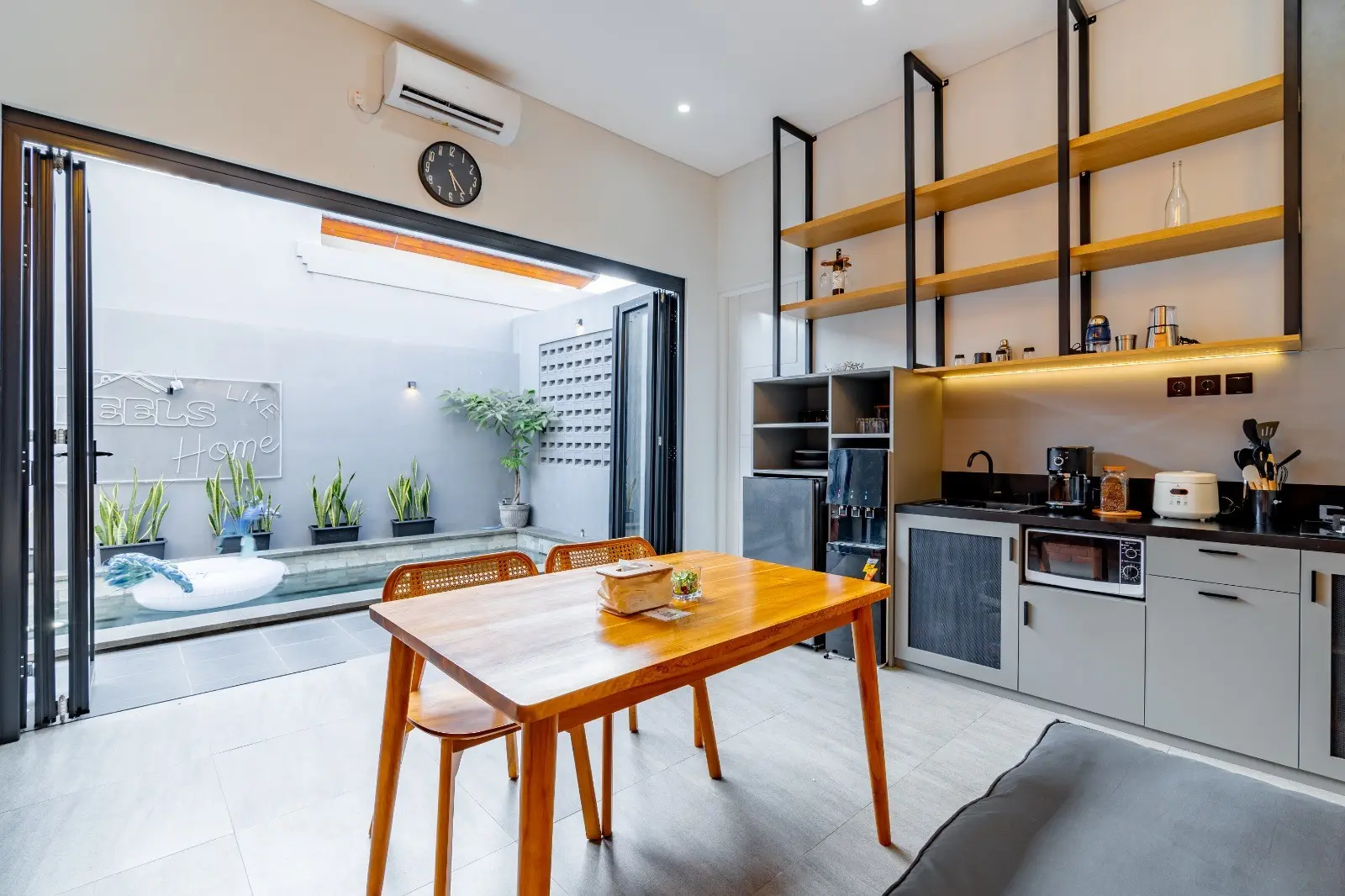 Cozy 2-Bedroom Family Villa - 10 Min to the Beach — image 2
