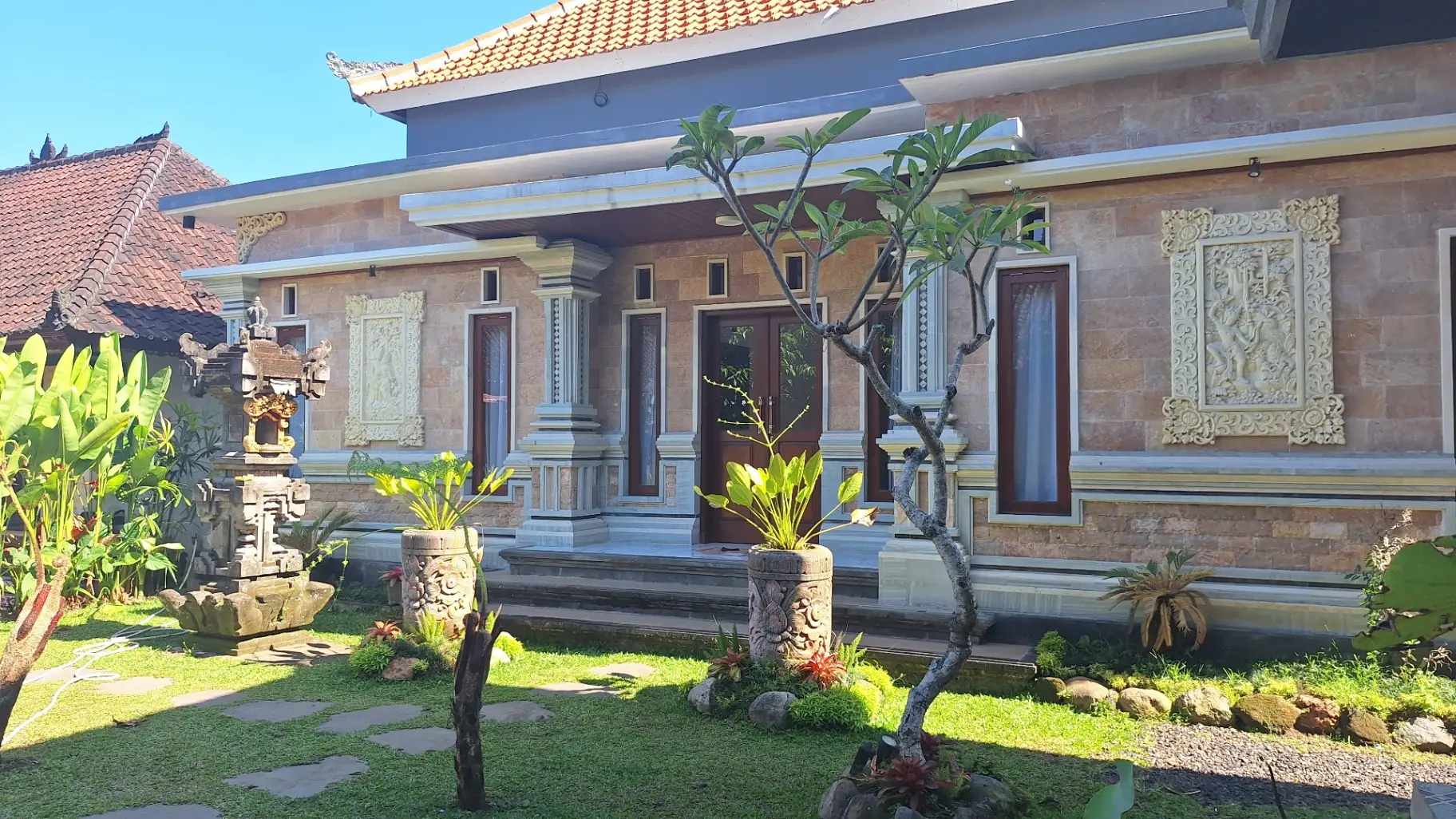 2 Bedroom House with Charming Living room and Huge Garden