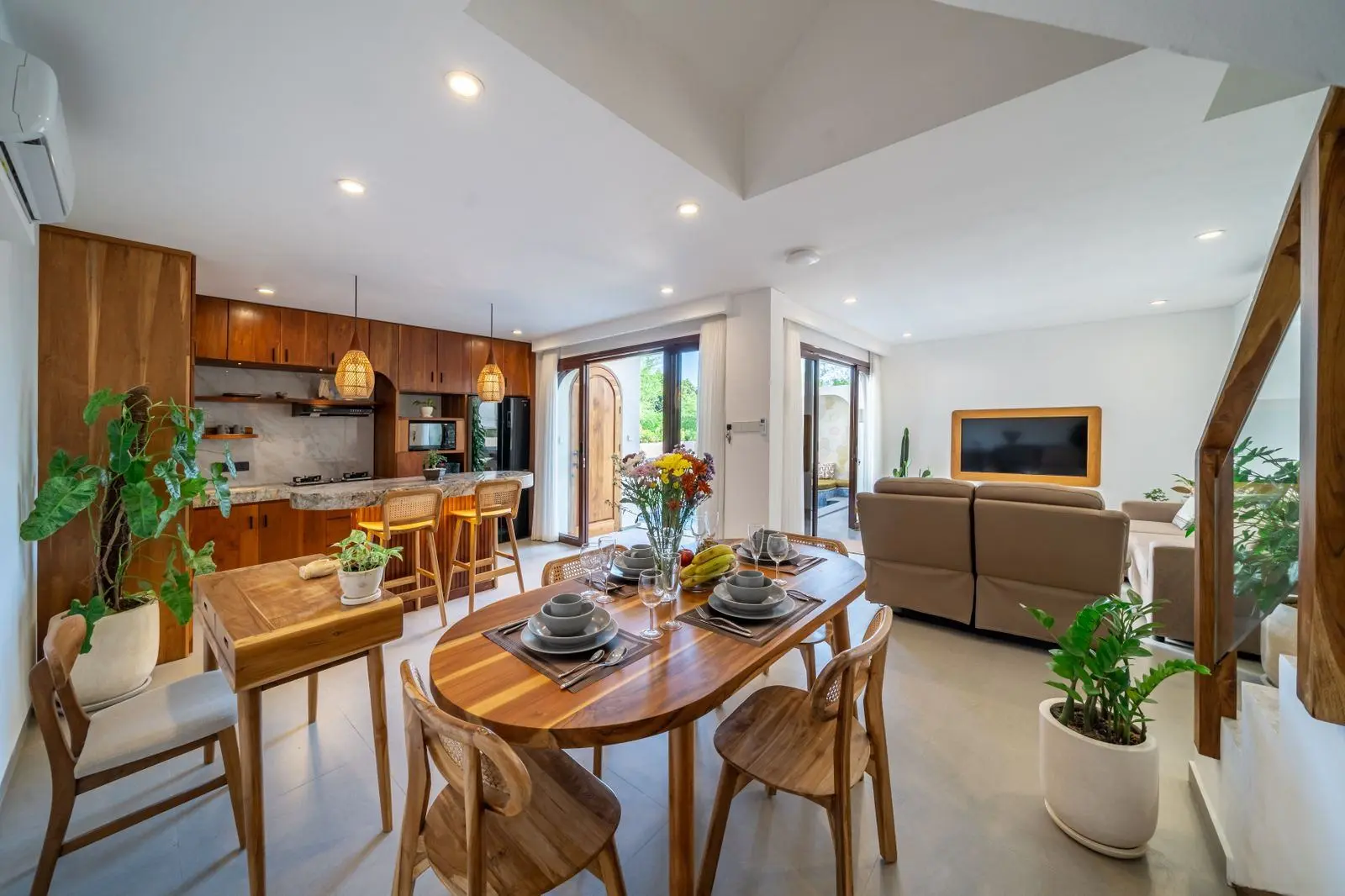 Luxurious and modern 3-bedroom Brand New Villa in Canggu — image 2