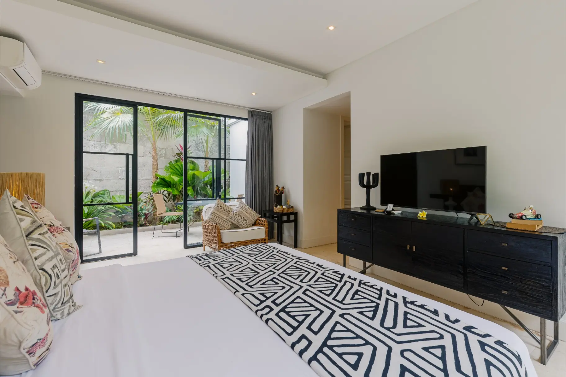 Sophisticated Luxe Martini 1 -1BR Villa — image 3
