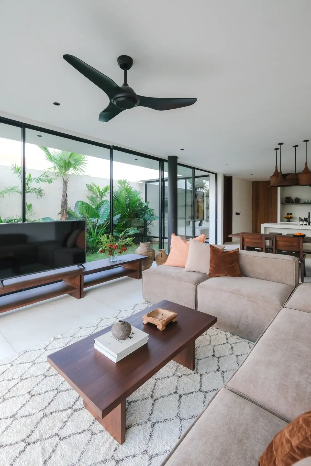 3 BEDROOM TROPICAL LUXURY VILLA FOR FREEHOLD IN NYANYI — image 1