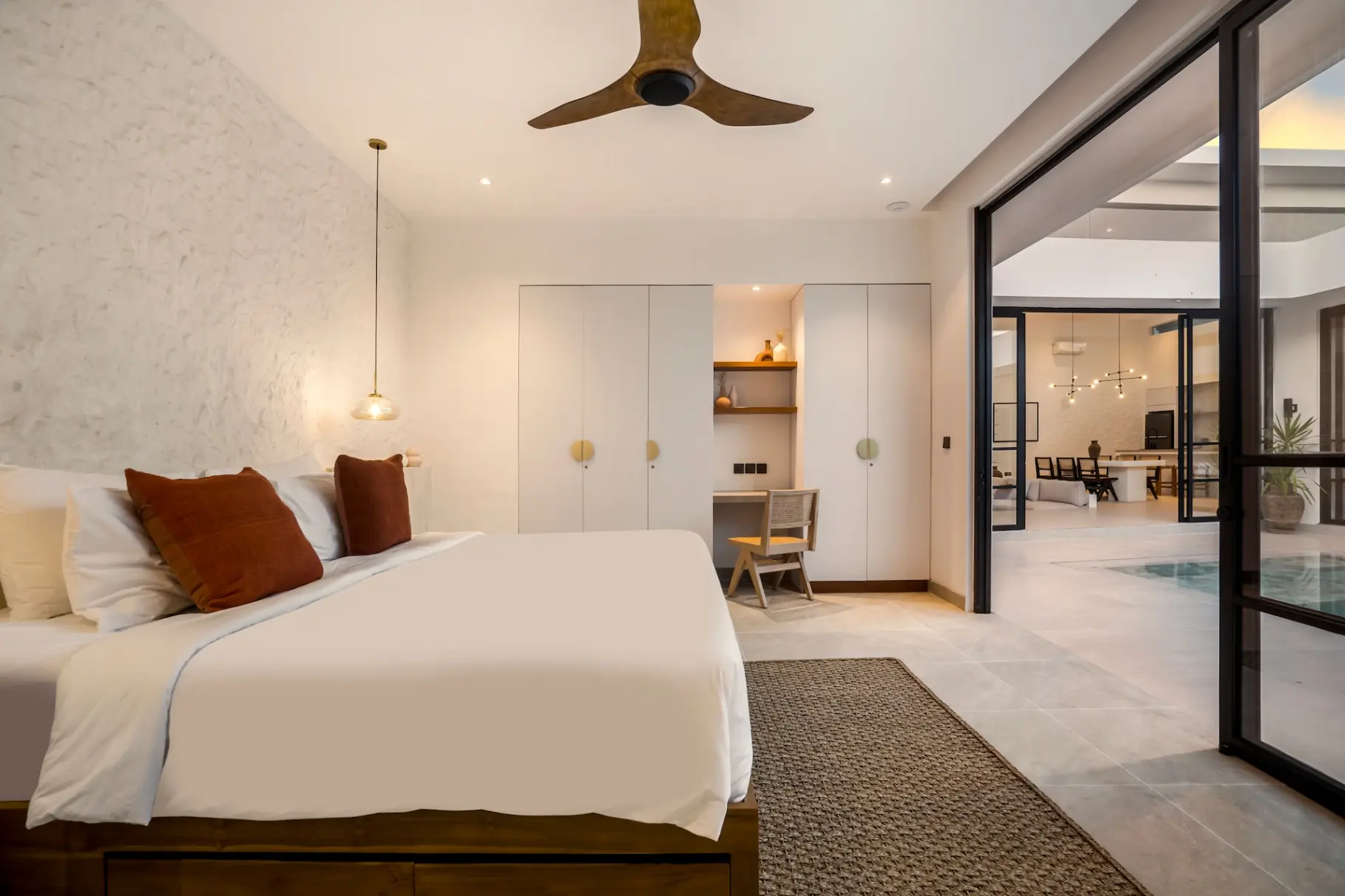 Apricot House - Exquisite 3BD Pool House Close to the Beach — image 4