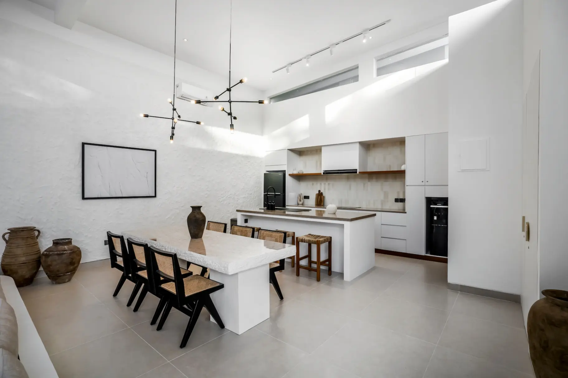 Apricot House - Exquisite 3BD Pool House Close to the Beach — image 3