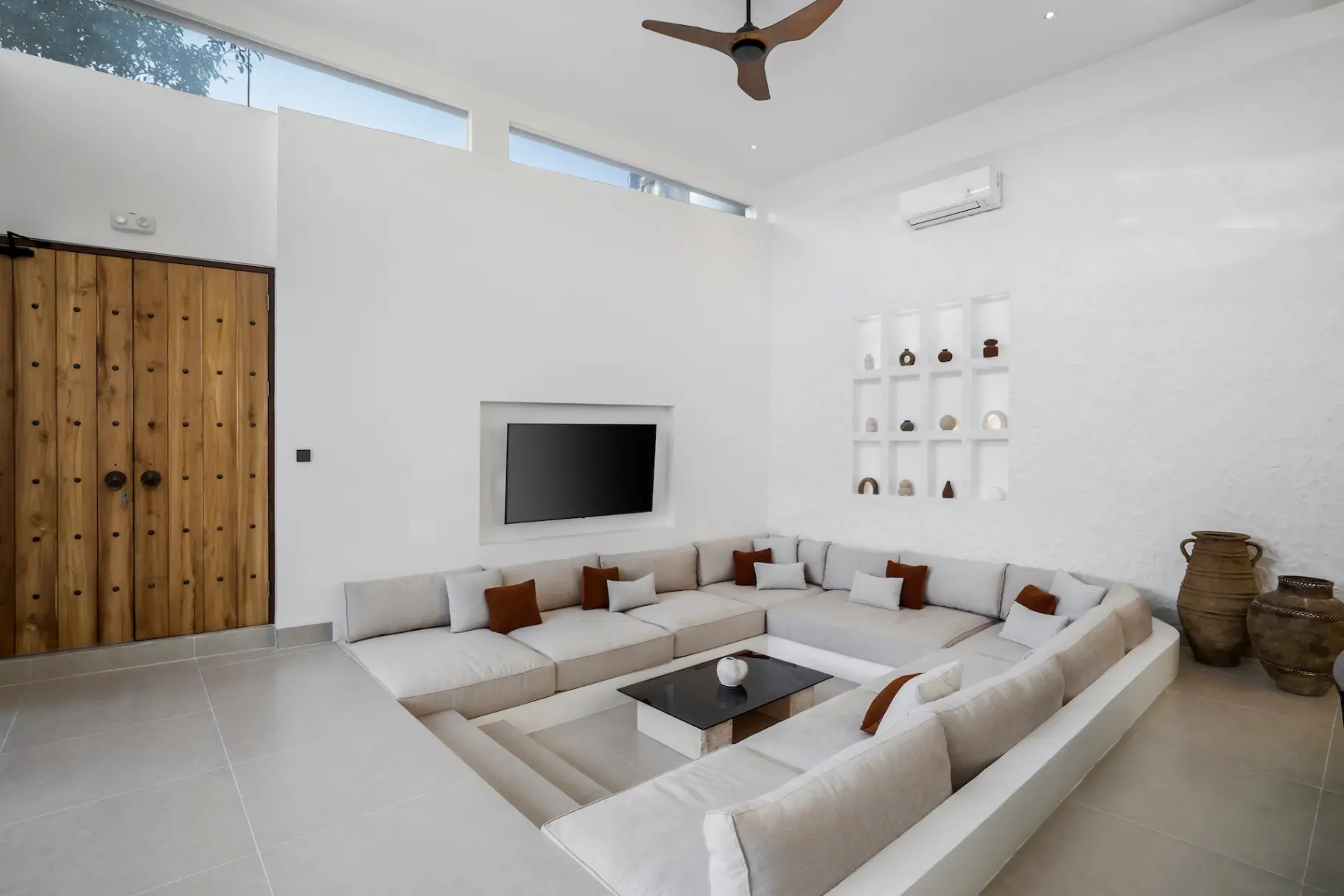 Apricot House - Exquisite 3BD Pool House Close to the Beach — image 2
