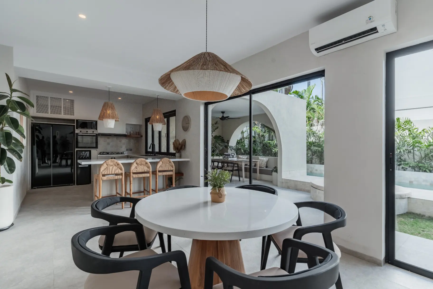 3 BR COASTAL STYLE VILLA IN UMALAS — image 4
