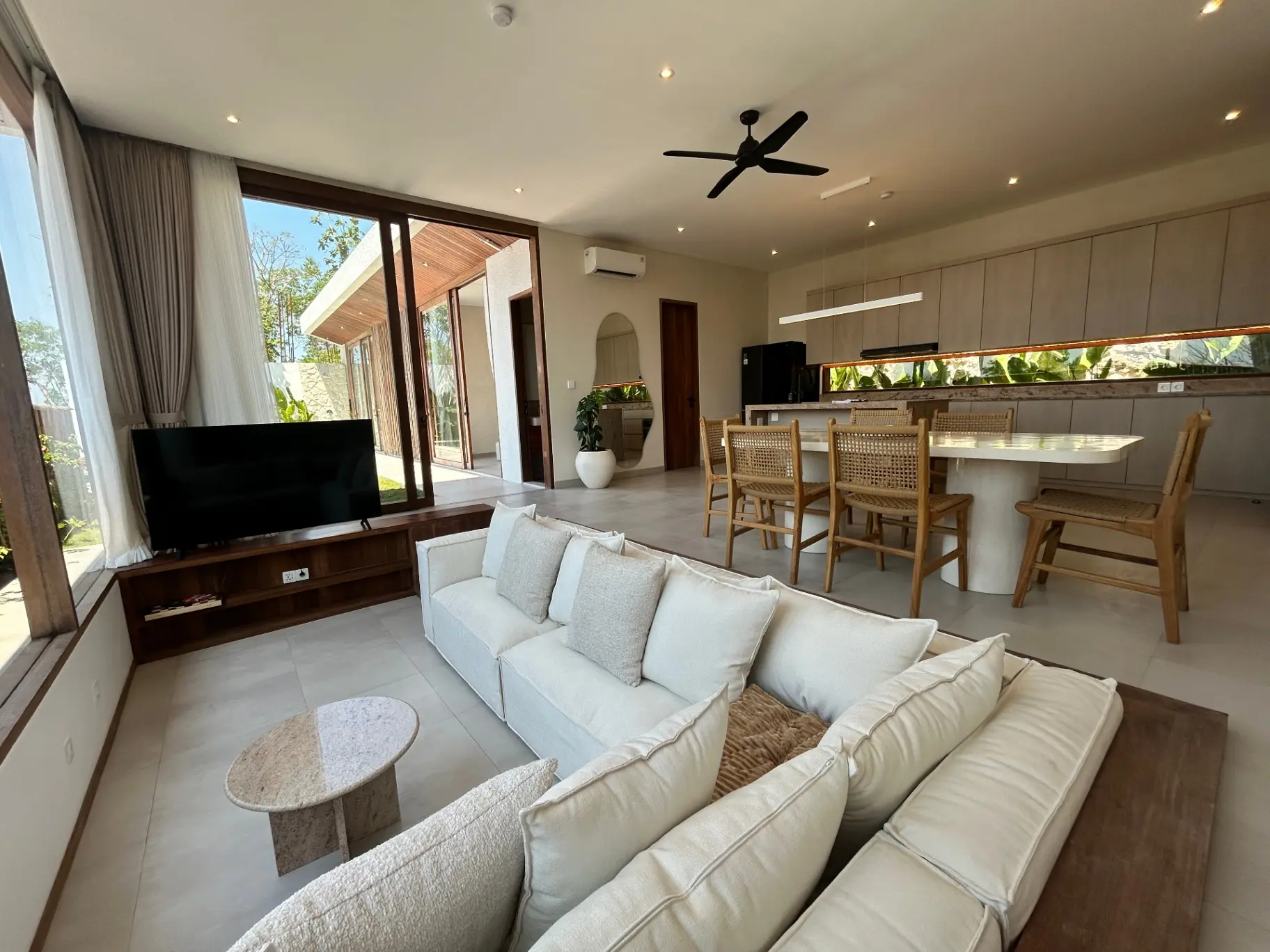 Luxury 2BR Villa w/ Ocean Views & Pool — image 4