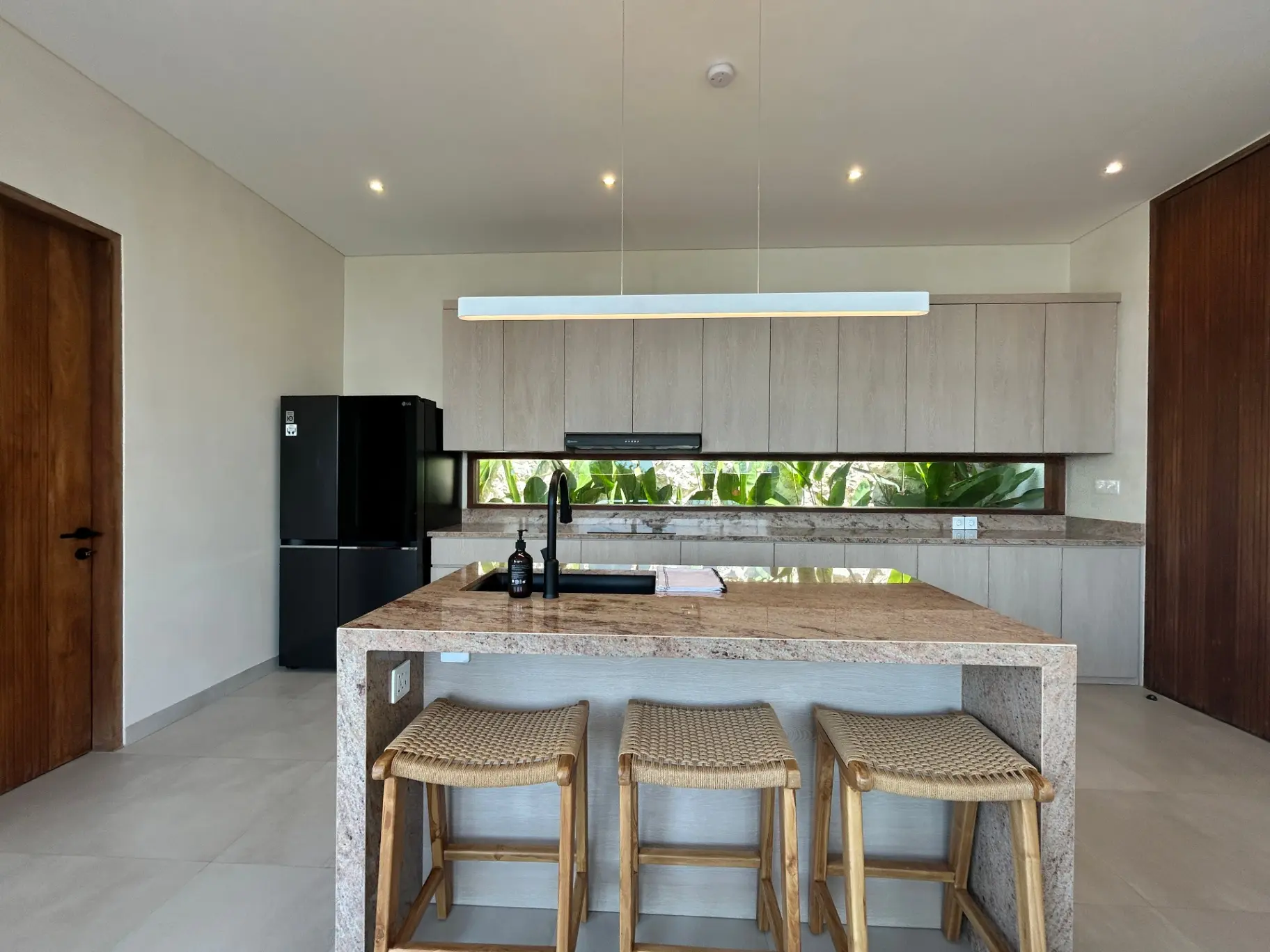 Luxury 2BR Villa w/ Ocean Views & Pool — image 2