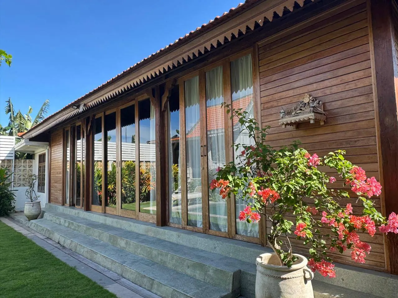Contemporary with Artesian Aesthetics 2BR Villa w/ Garden & Pool — image 2