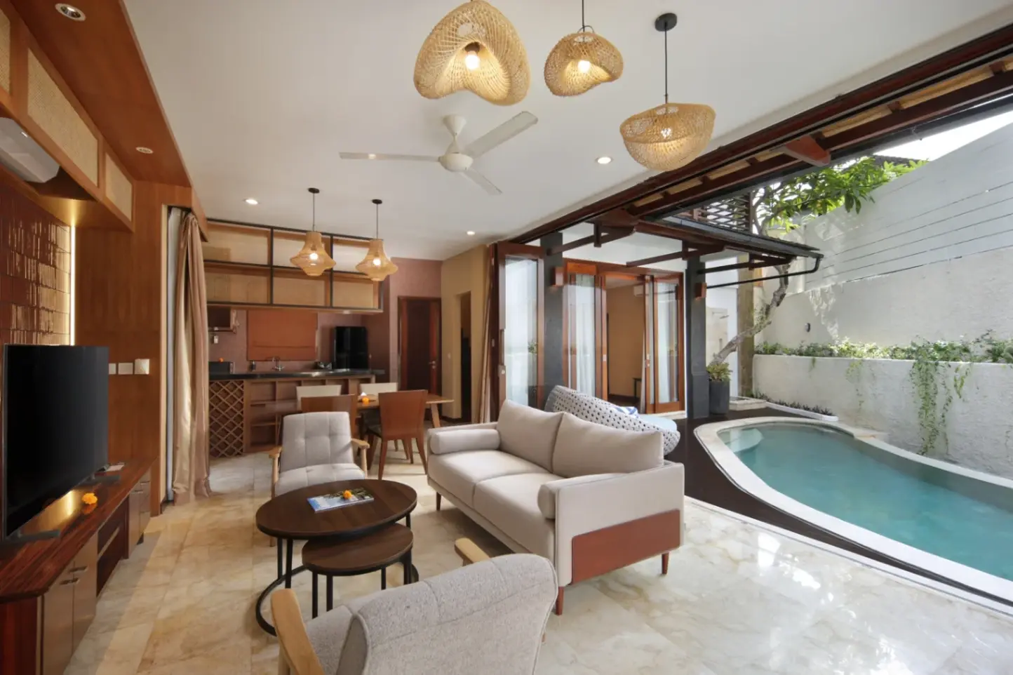 FULLY FURNISHED 3-BEDROOM VILLA IN PRIME BATU BOLONG LOCATION — image 1