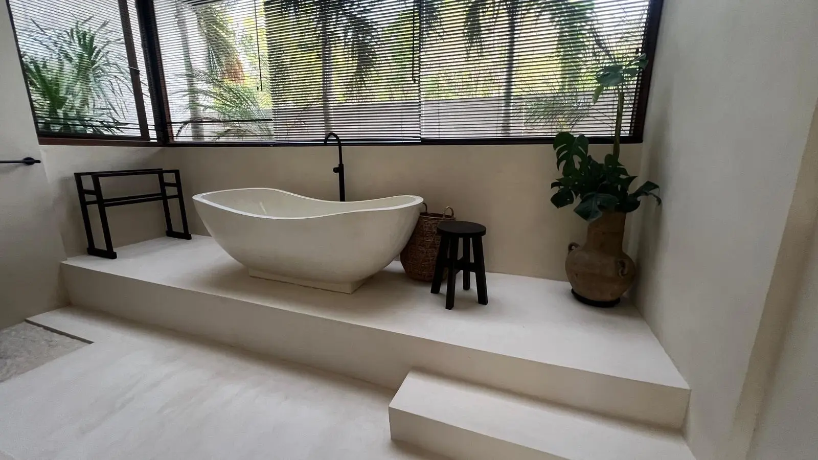 3BR Luxury Bohemian Villa w/ Ocean Views — image 4