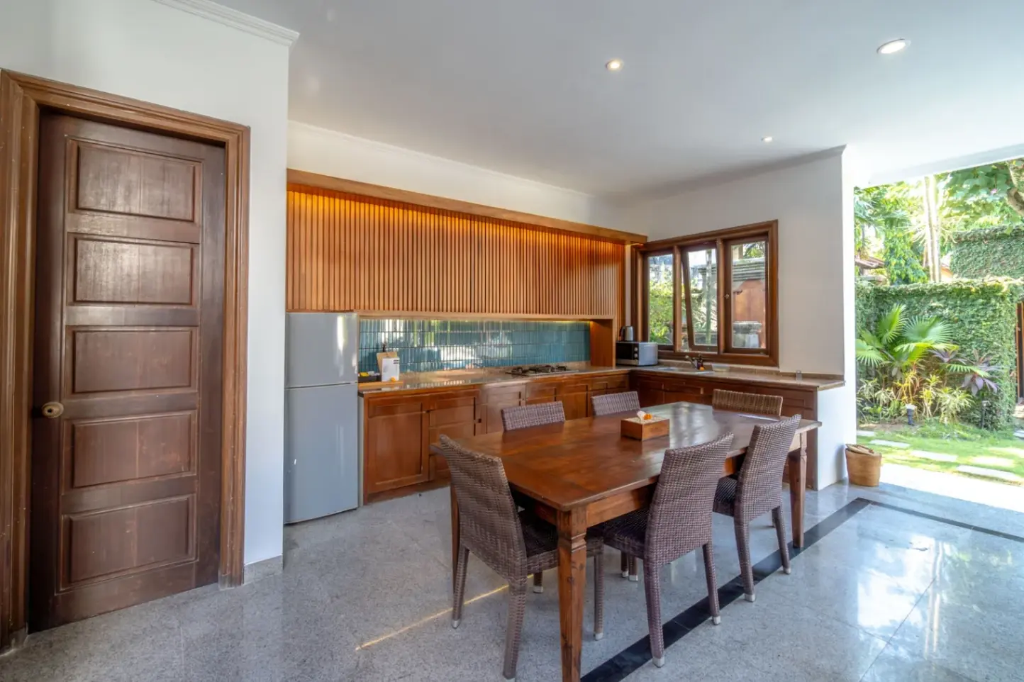 FULLY FURNISHED 3-BEDROOM VILLA IN PRIME PETITENGET LOCATION — image 2