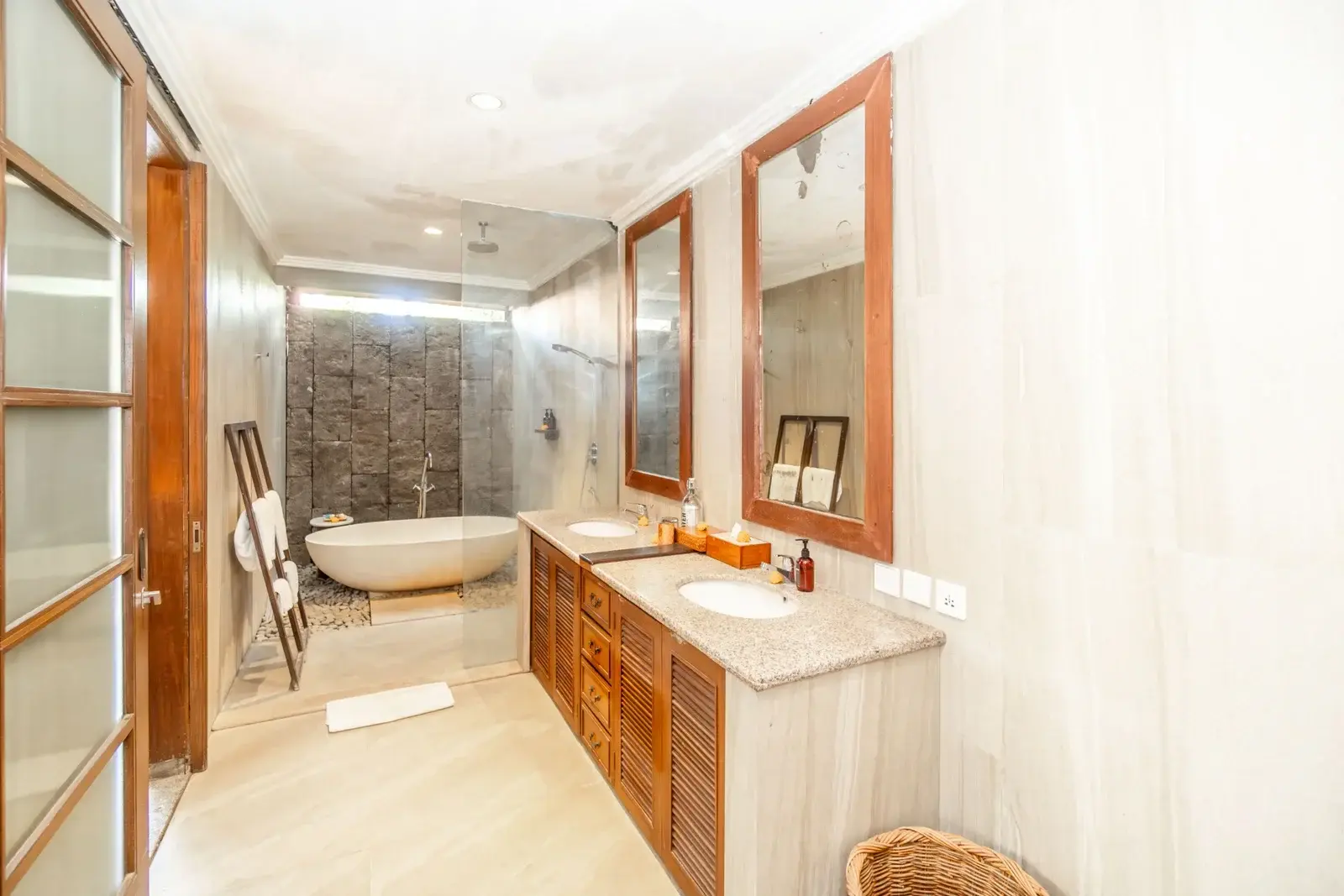 FULLY FURNISHED 3-BEDROOM VILLA IN PRIME PETITENGET LOCATION — image 4