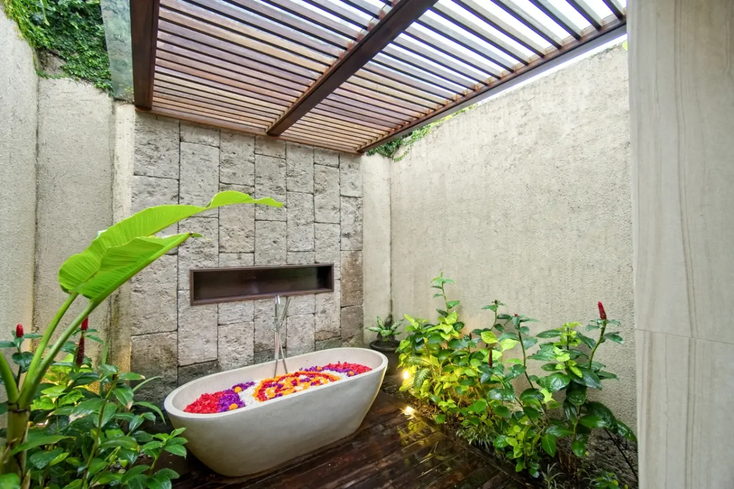 FULLY FURNISHED 2-BEDROOM VILLA IN PRIME PETITENGET LOCATION — image 4
