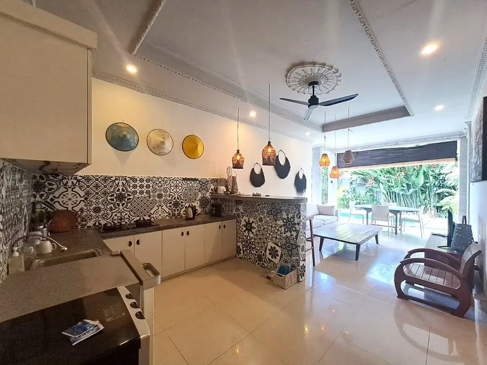 Beautiful Two Bedrooms Open Living Villa in Prime Location Batu Belig YRL2308 — image 2