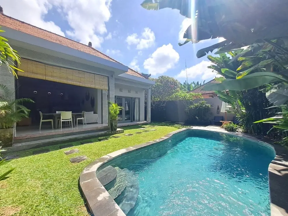 Beautiful Two Bedrooms Open Living Villa in Prime Location Batu Belig YRL2308 — image 4