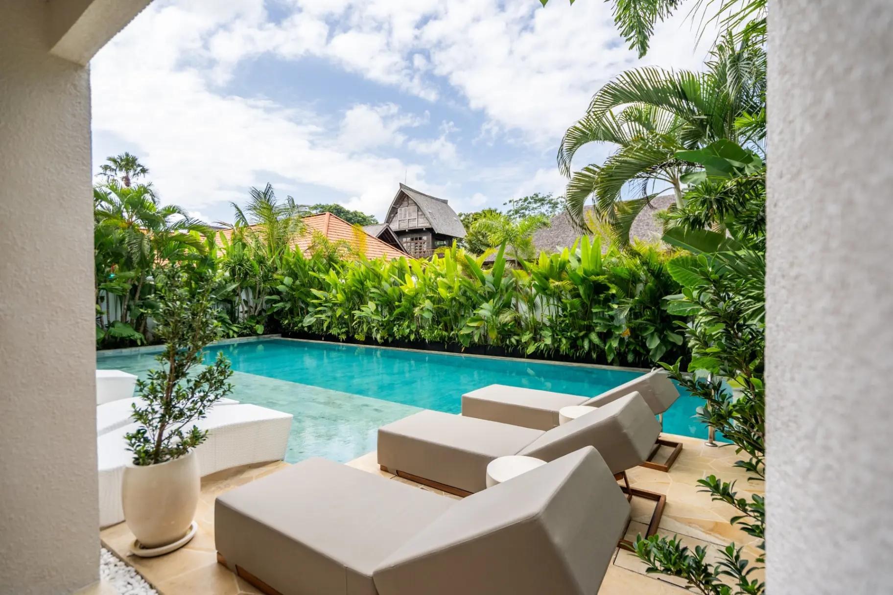 Sunny Muse Suite - Beachside 2BR Canggu | Pool Sauna & Rooftop Gym — image 2