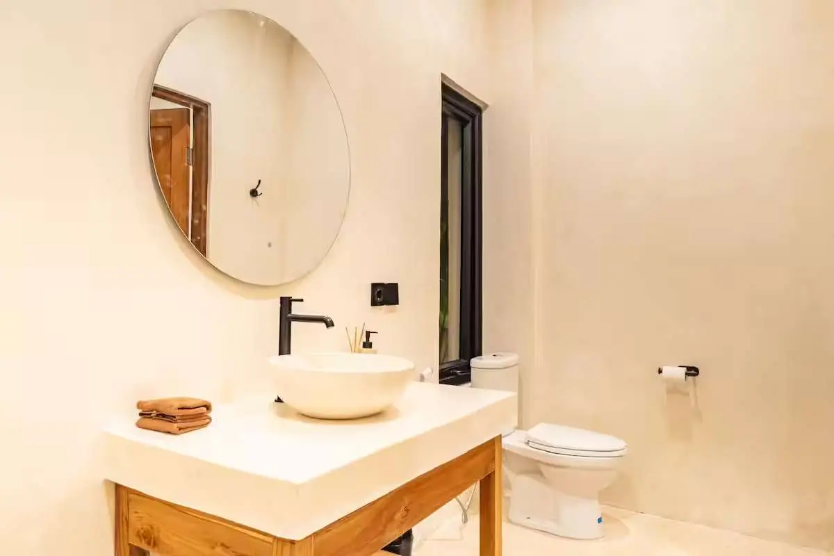 2-Bedroom Villa with Enclosed Living and Jungle Backdrop in Tumbak Bayuh — image 4