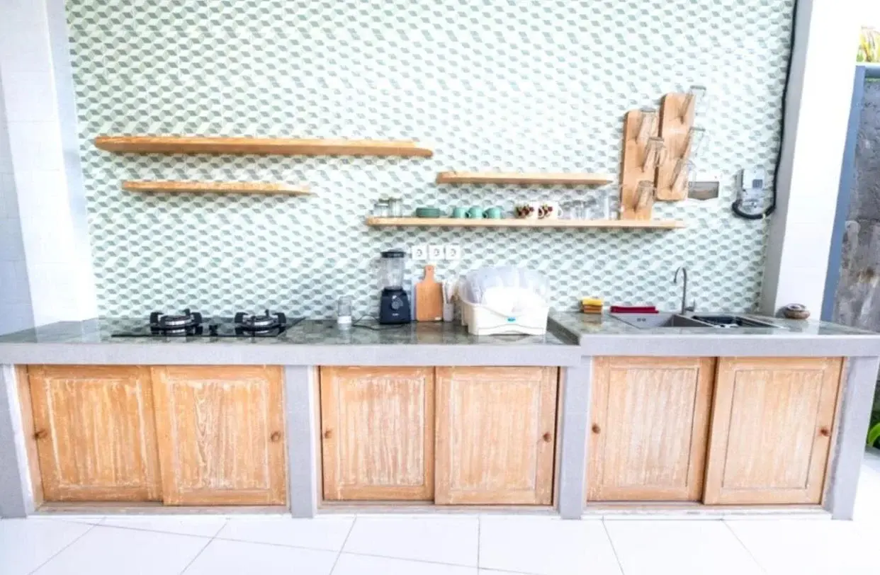 3 BEDROOM VILLA IN CANGGU PADONAN — image 2