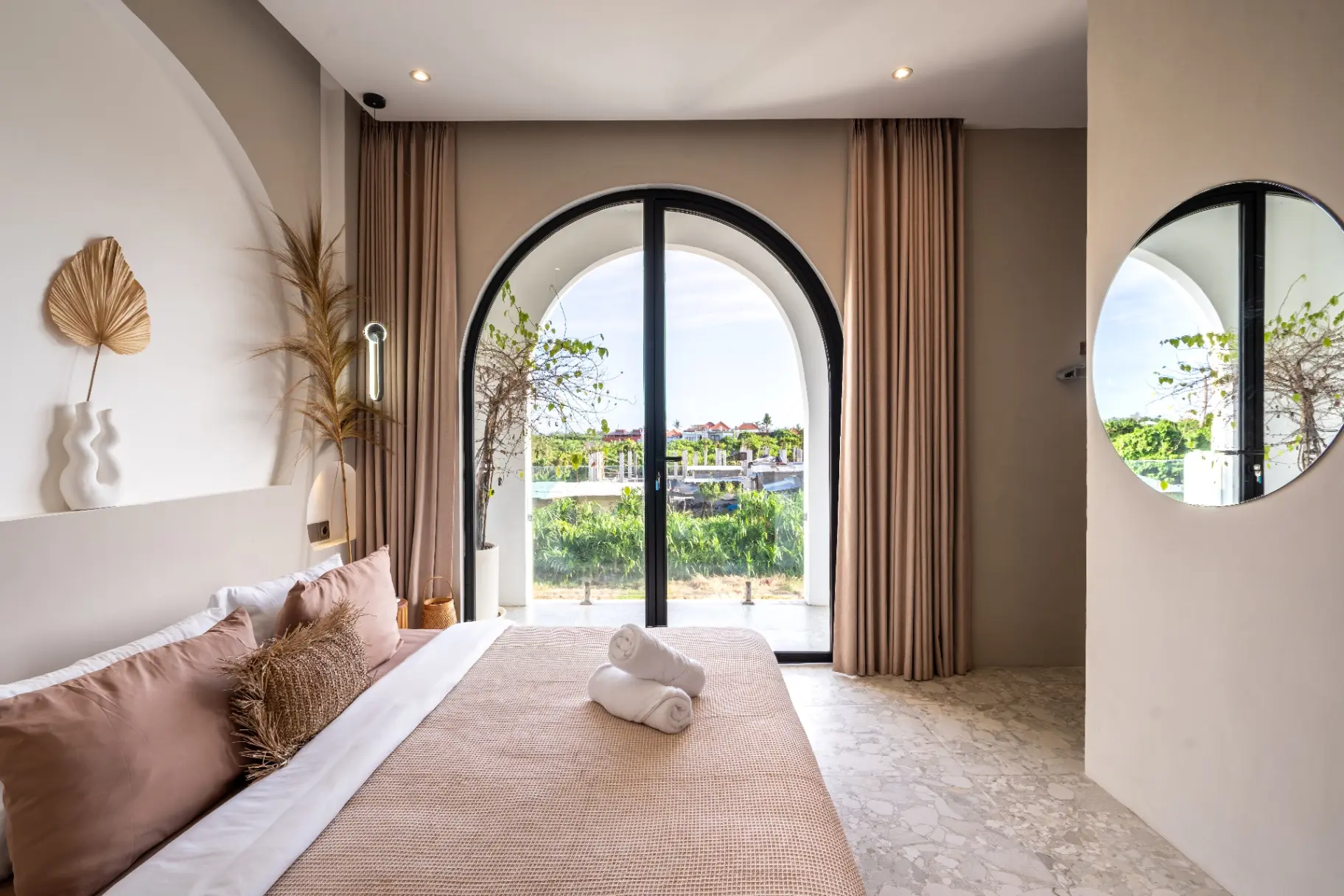UNU - 2BR Luxury with Pool Garden Paddy View & Jacuzzi — image 4