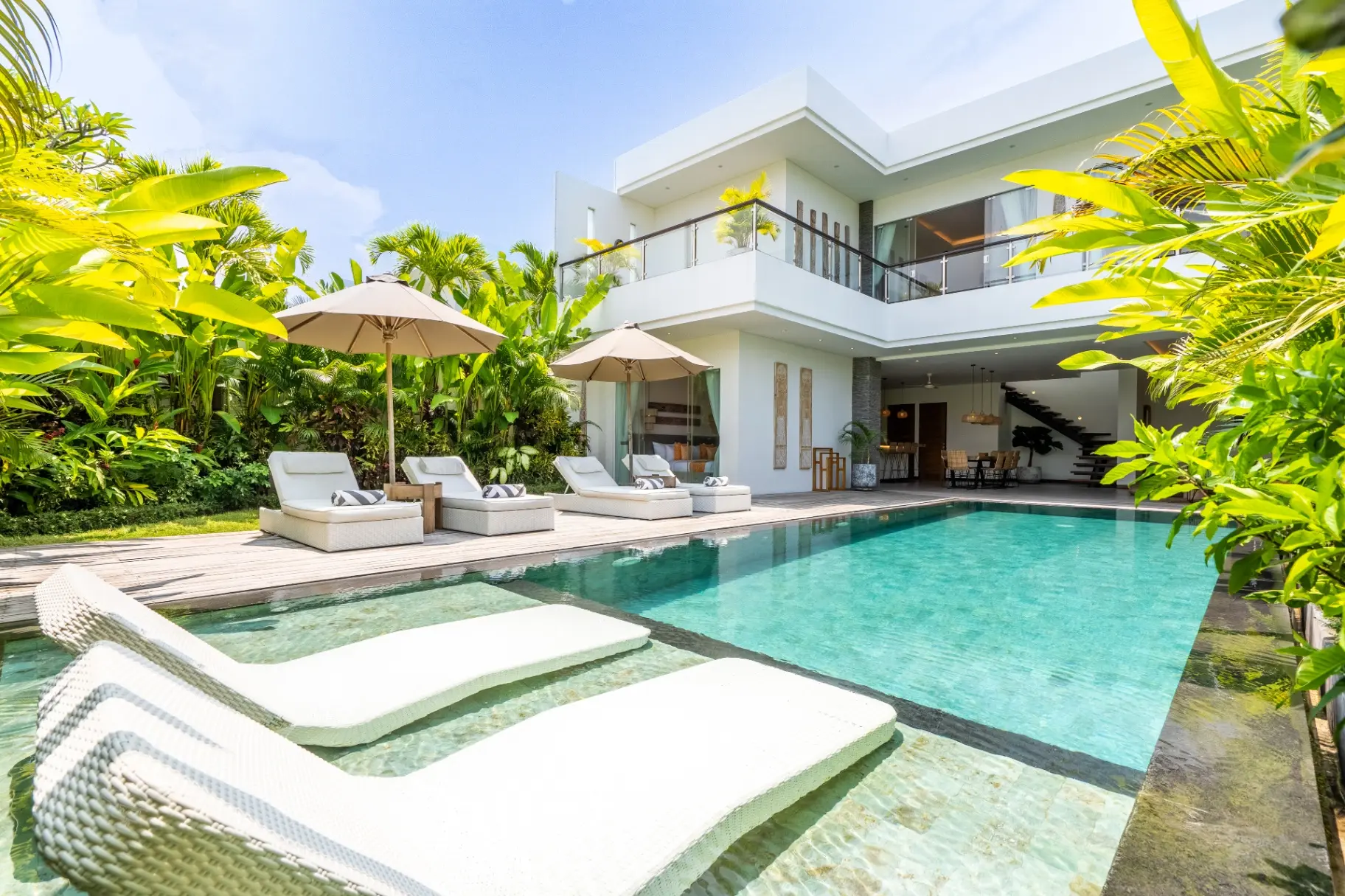 Flores - Luxury 4BR Berawa Villa | Garden Pool & Bathtub