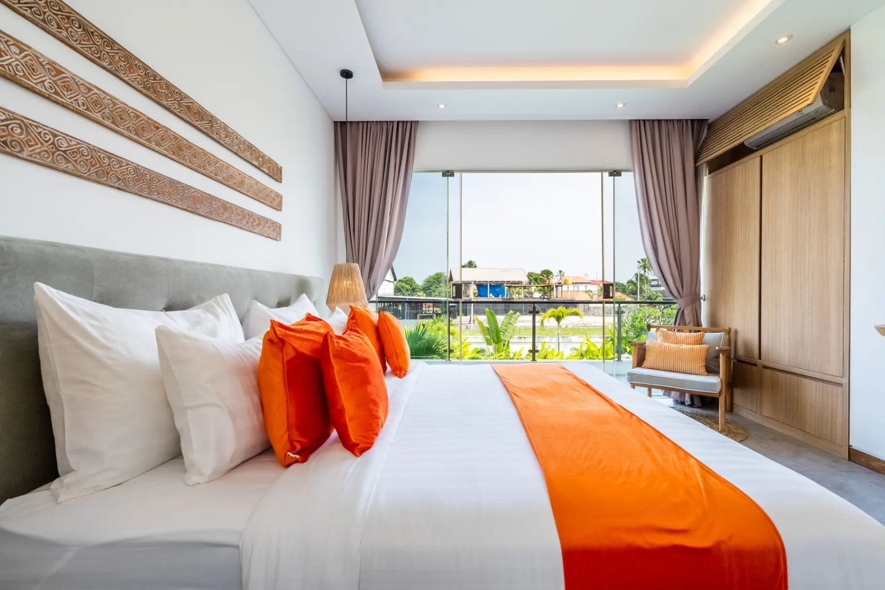 Flores - Luxury 4BR Berawa Villa | Garden Pool & Bathtub — image 3