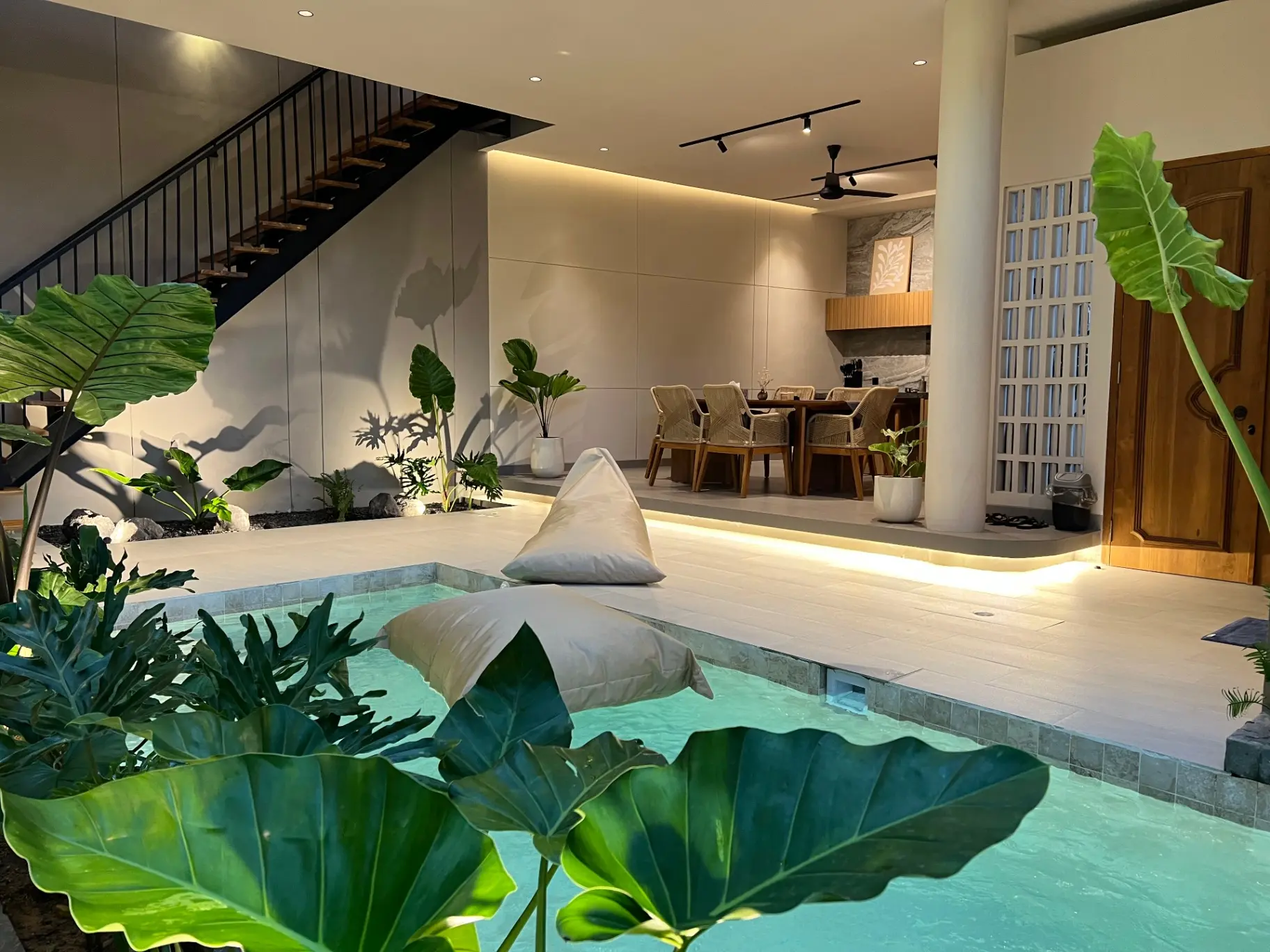 Modern 3BR Villa w/ Jacuzzi & Sunset Views — image 3