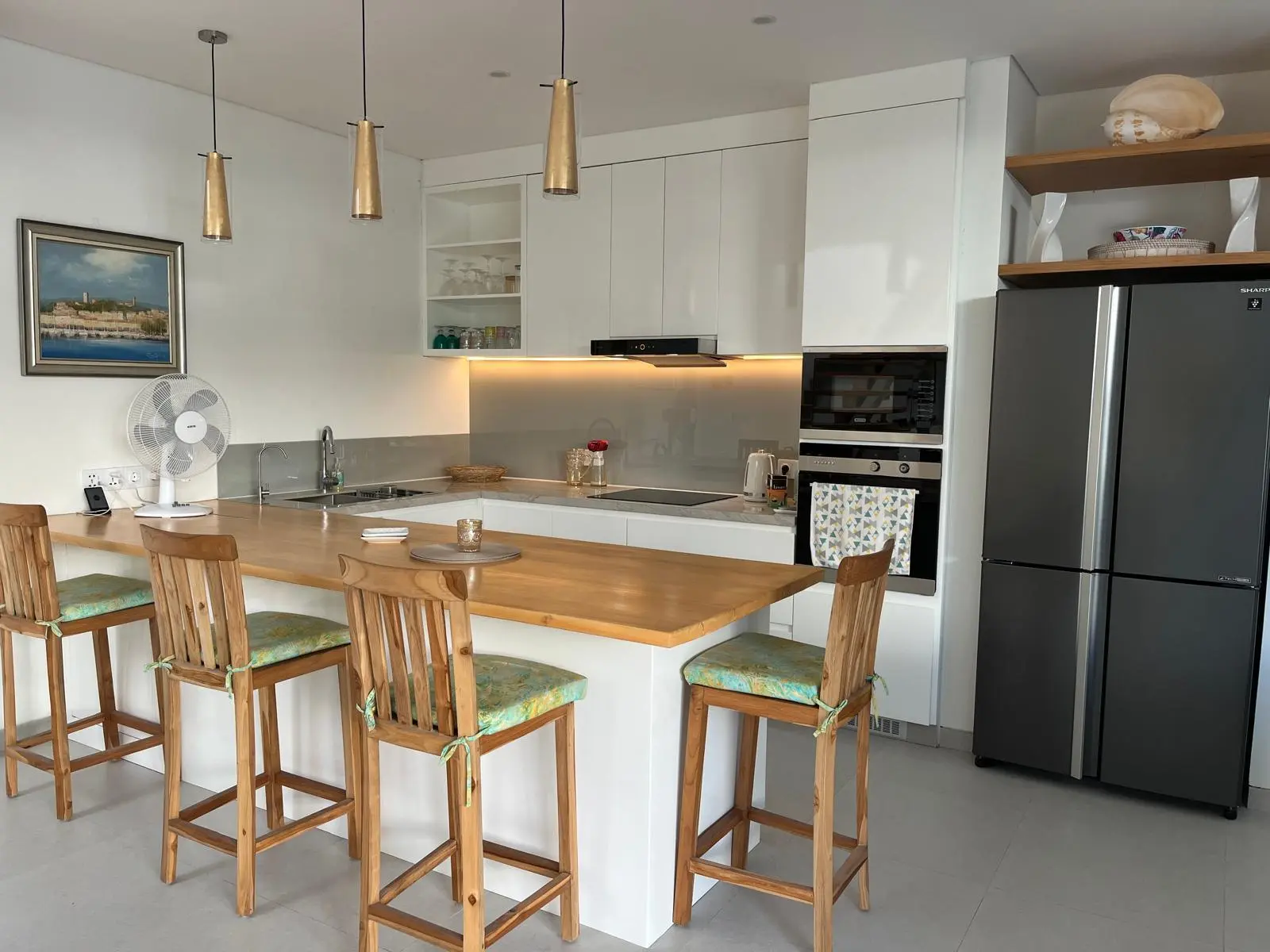 Unique - 4-bed Executive Home and Office solar powered walk to Seseh Beach — image 4