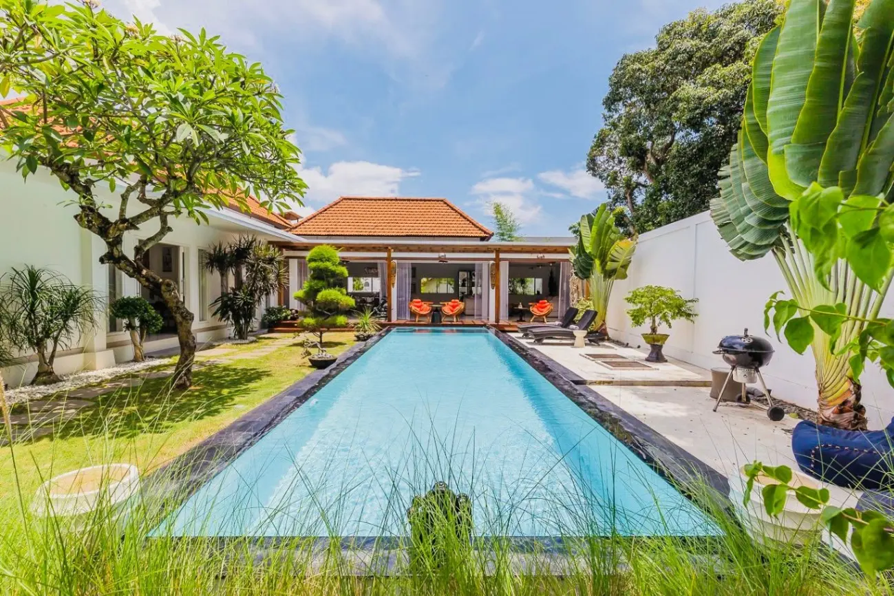 700 SQM of LAND BIG MASSIVE FAMILY 3 BEDROOM VILLA + 1 Joglo Style Room — image 2