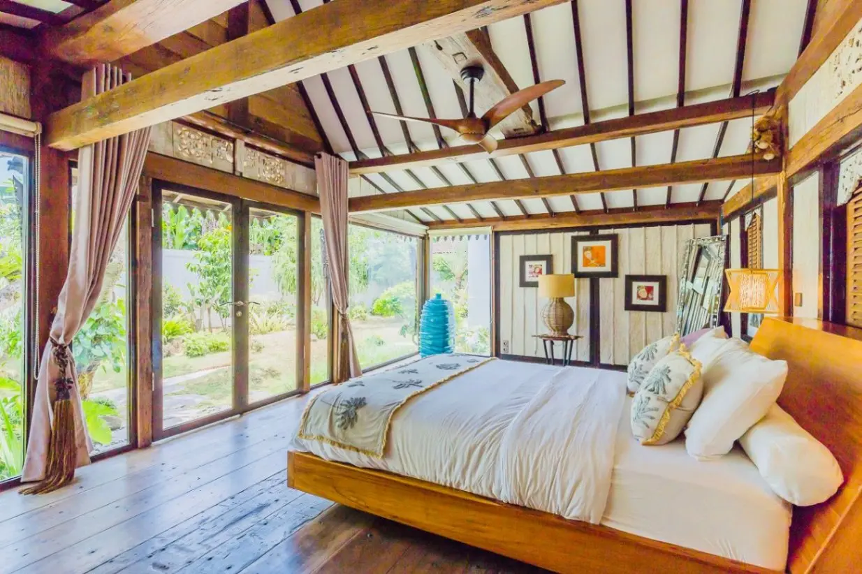 700 SQM of LAND BIG MASSIVE FAMILY 3 BEDROOM VILLA + 1 Joglo Style Room — image 4