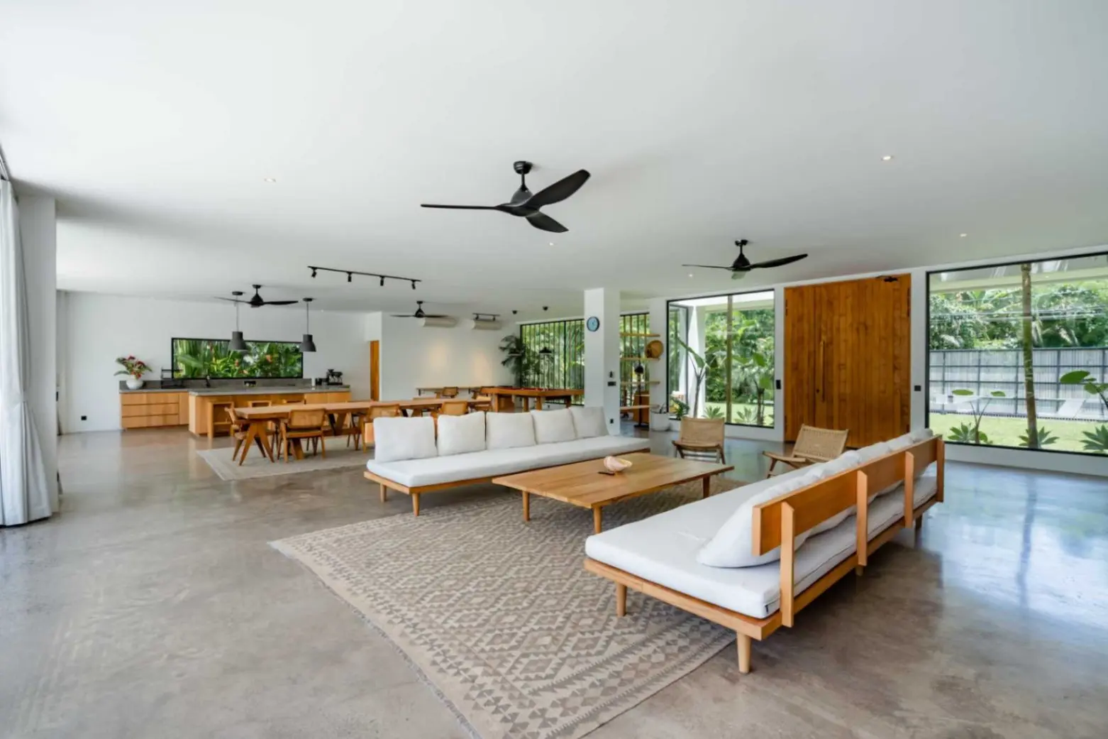 4-Bedroom Villa with Spacious Garden and Mount Agung Vista in Kaba-Kaba — image 2