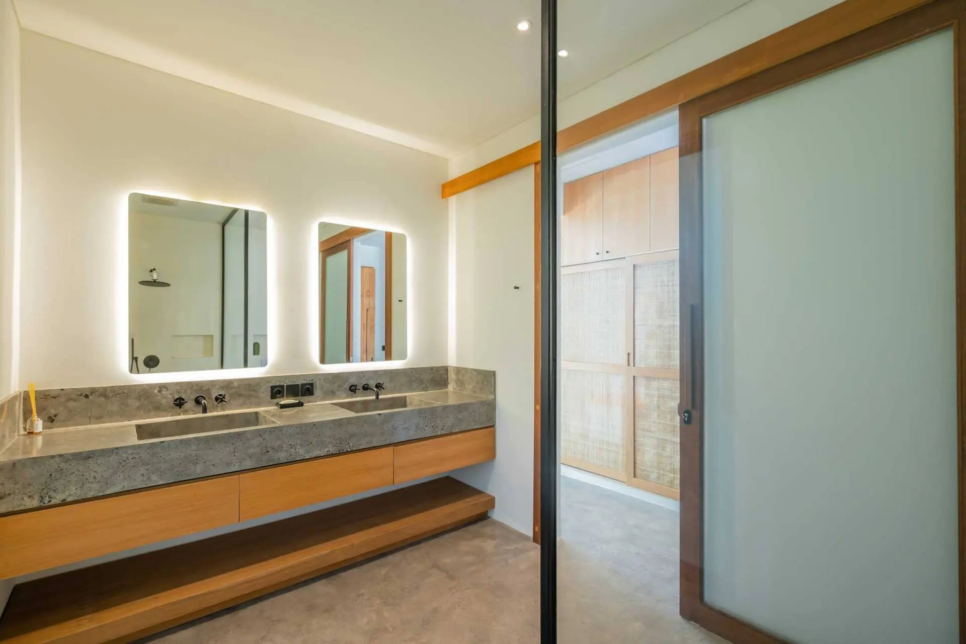 4-Bedroom Villa with Spacious Garden and Mount Agung Vista in Kaba-Kaba — image 4
