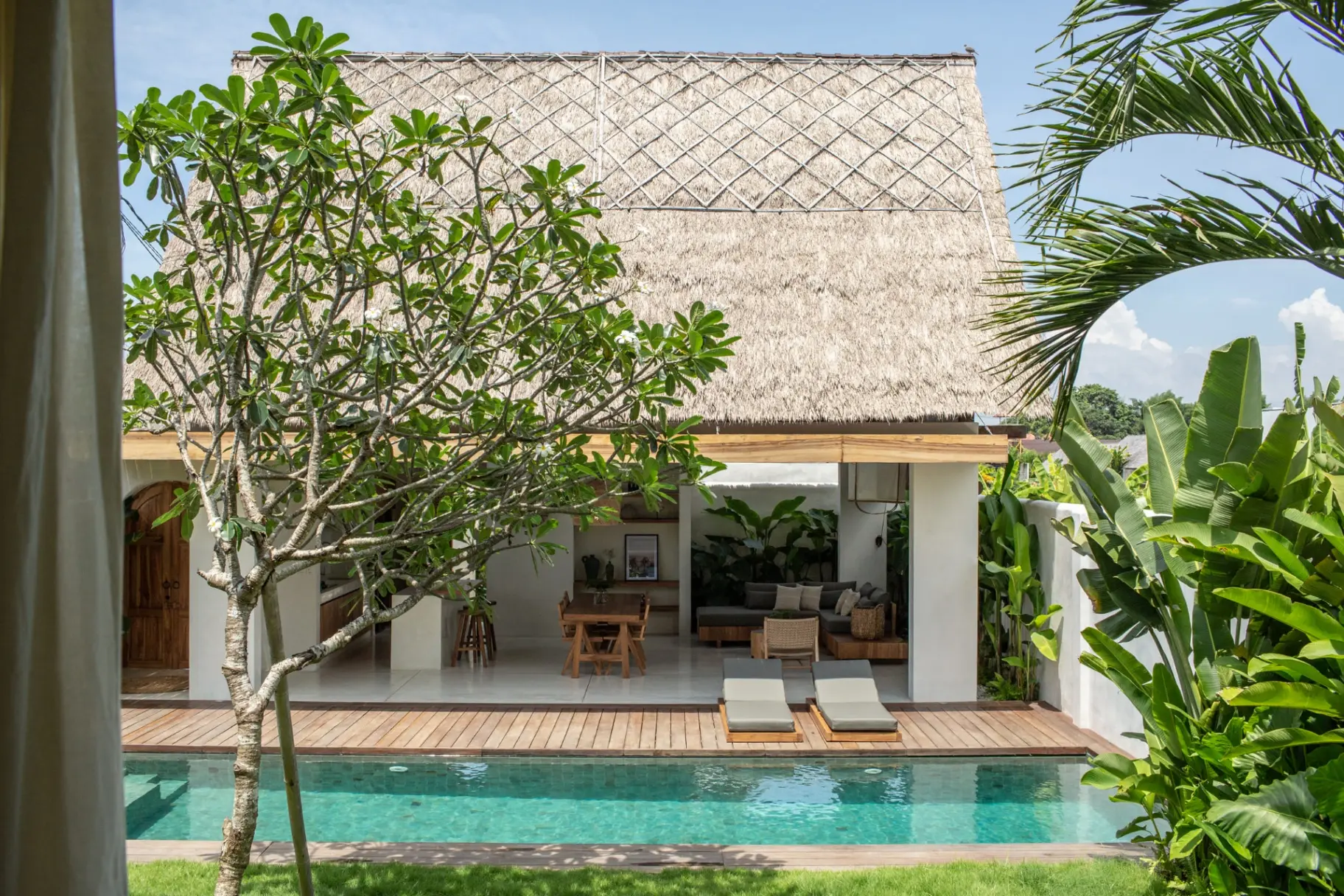 Villa Rental Batu Bolong Bali – Beachside 3BR with Spacious Garden (NA115)