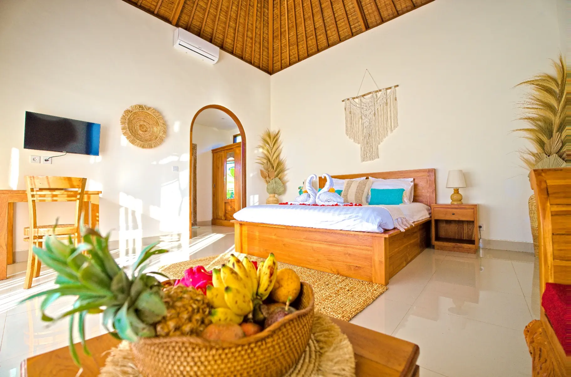 Stylish 1BR Villa with Private Pool & Rice Field View — image 3