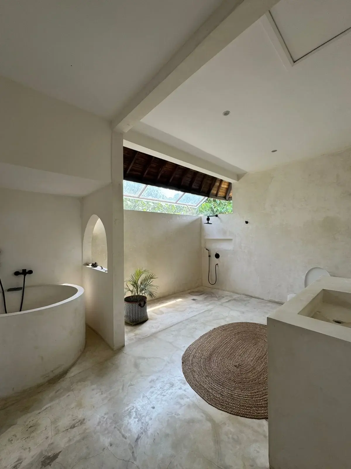 2 Bedroom Villa Furnished for Yearly Rent in Canggu Batu Bolong — image 3