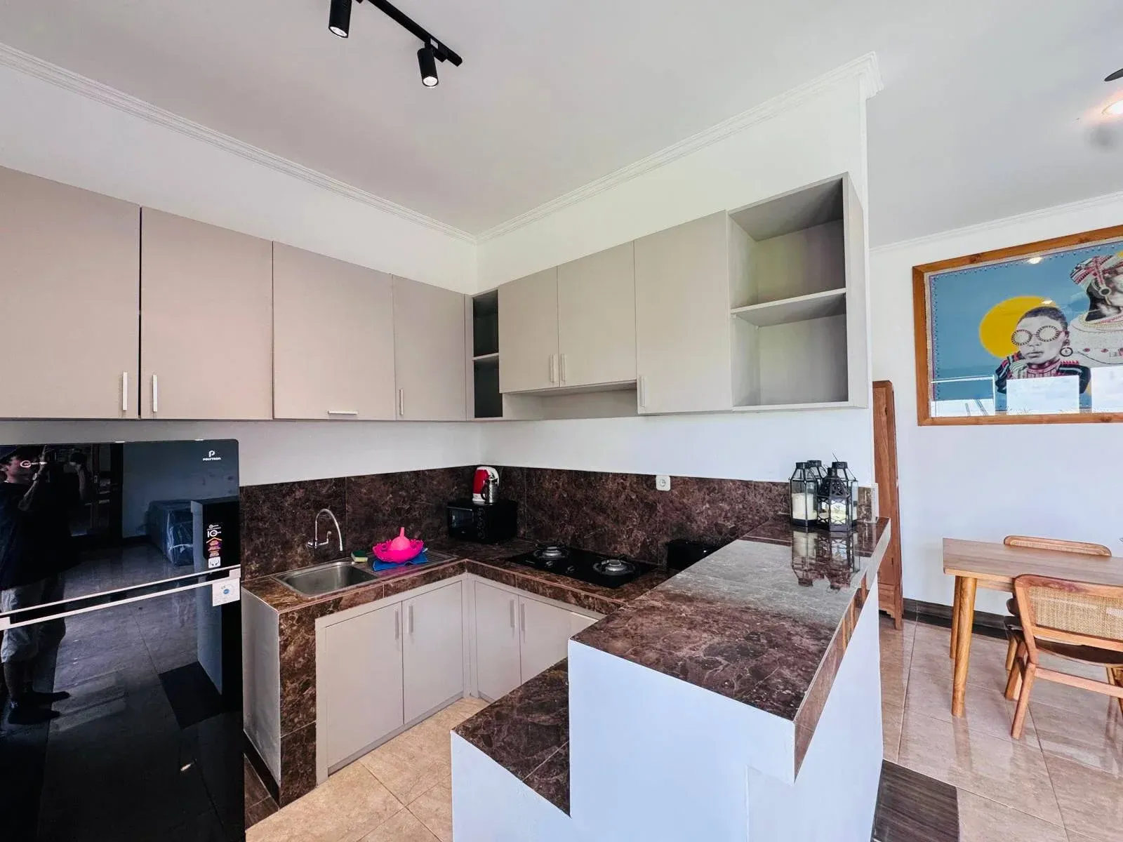 2-Bedroom Modern Villa Walking Distance to Berawa Beach — image 2