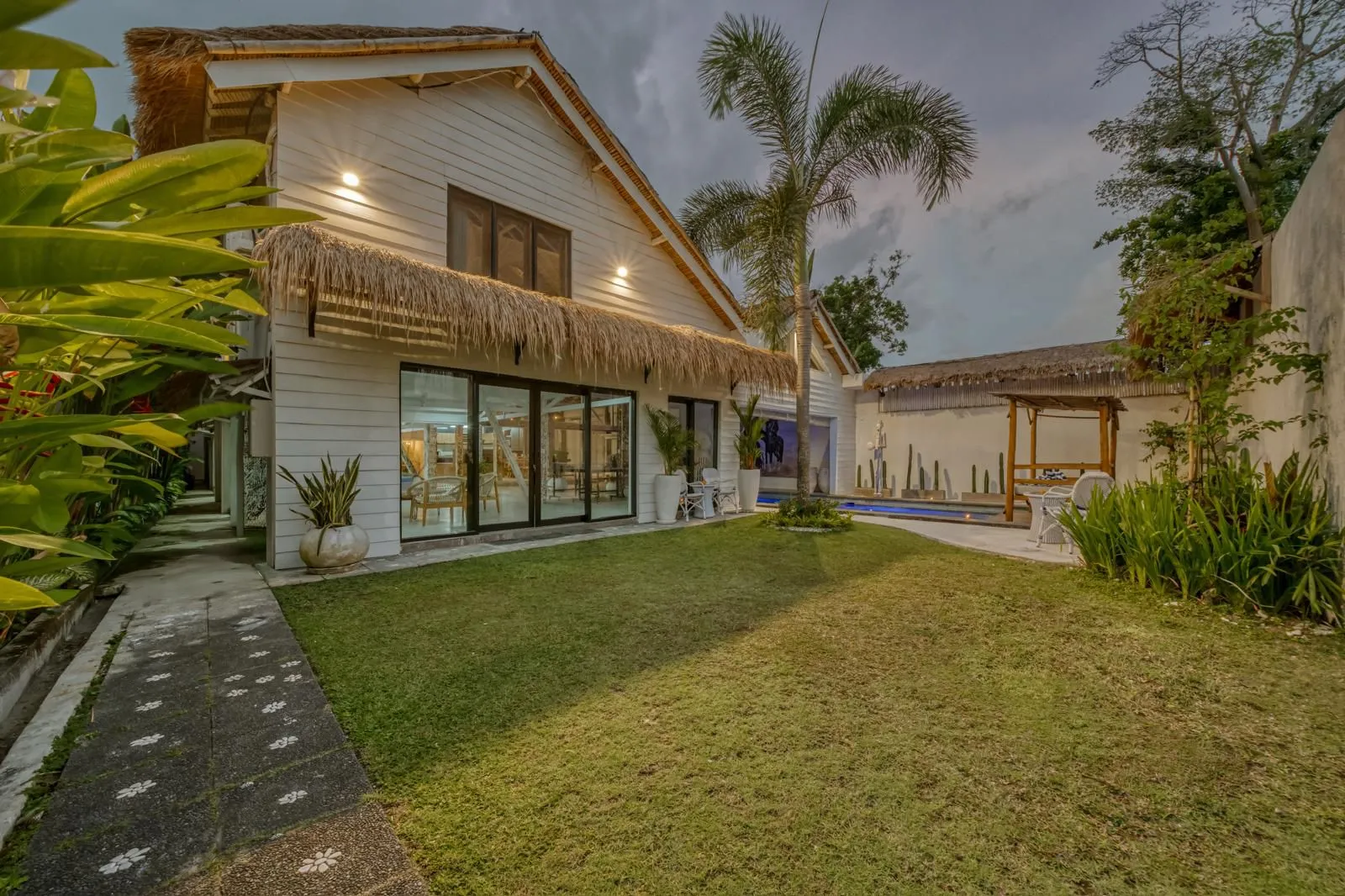 MODERN–TROPICAL 4BR VILLA | LEASEHOLD 24 YEARS (4CM1) — image 1