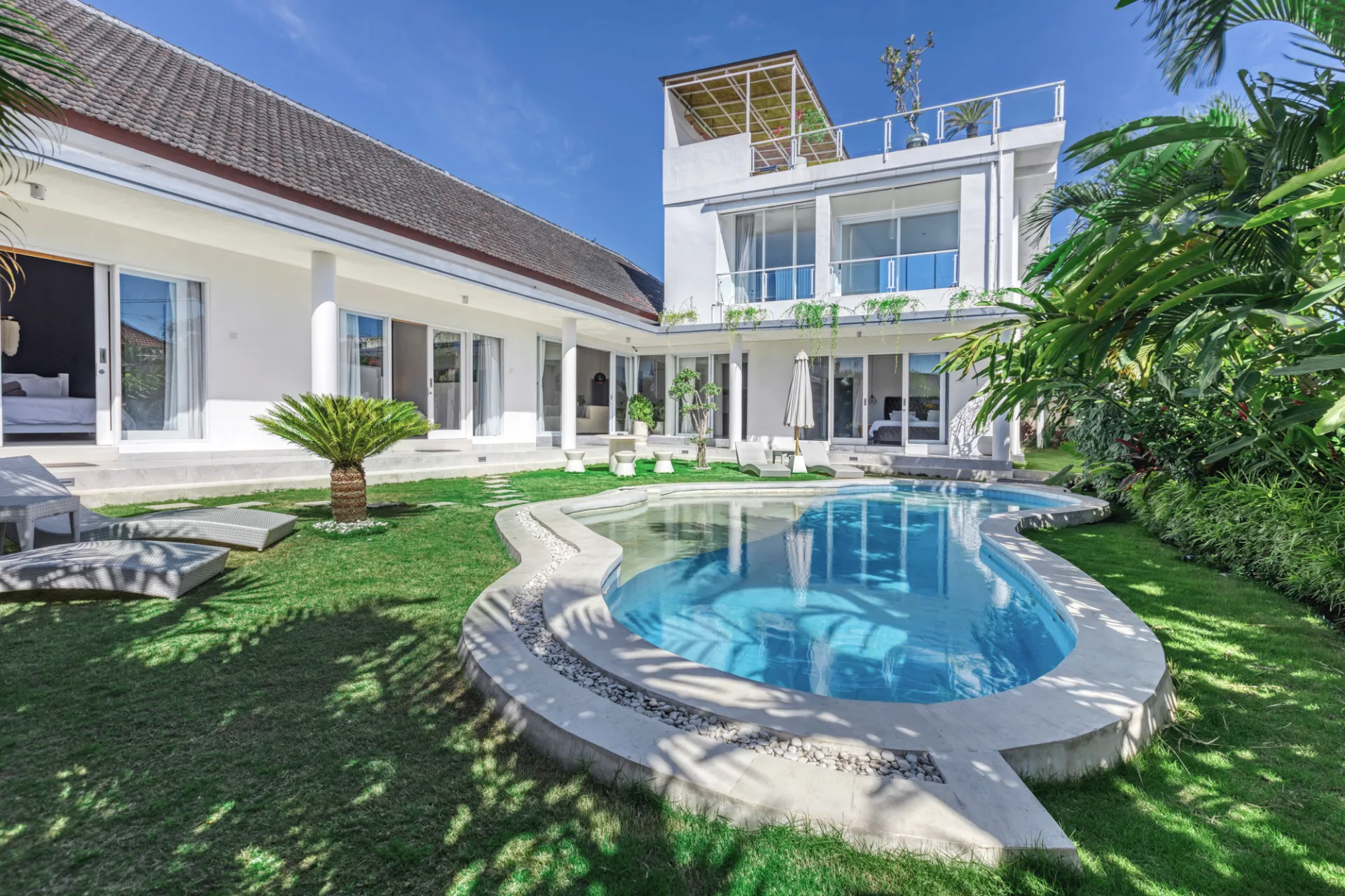 Villa Allis - 5 Bedroom Luxury Modern Villa in Jalan Raya Kayu Tulang Canggu