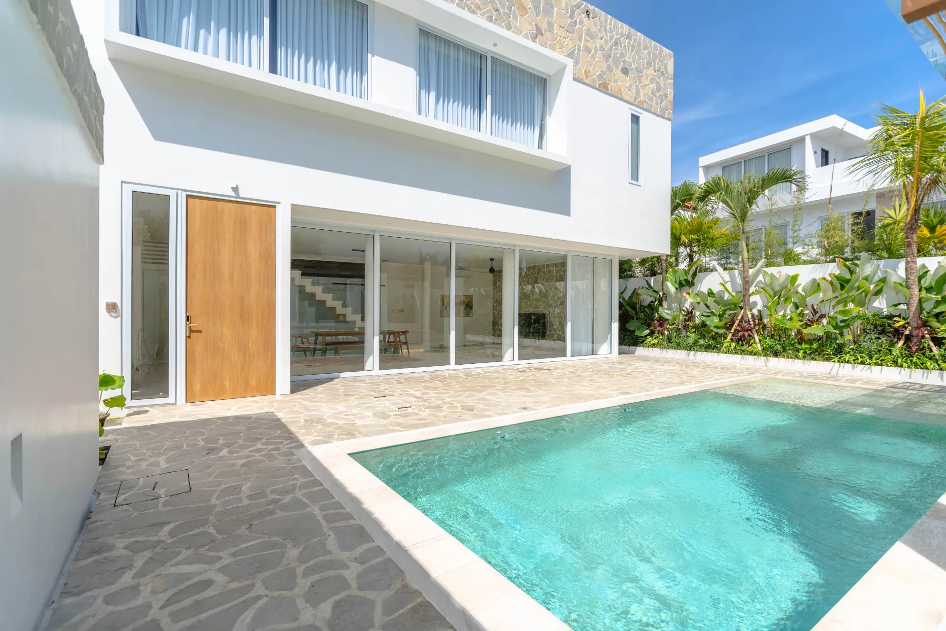 High-end Villa With Rooftop Jacuzzi in Cemagi for Rent — image 1