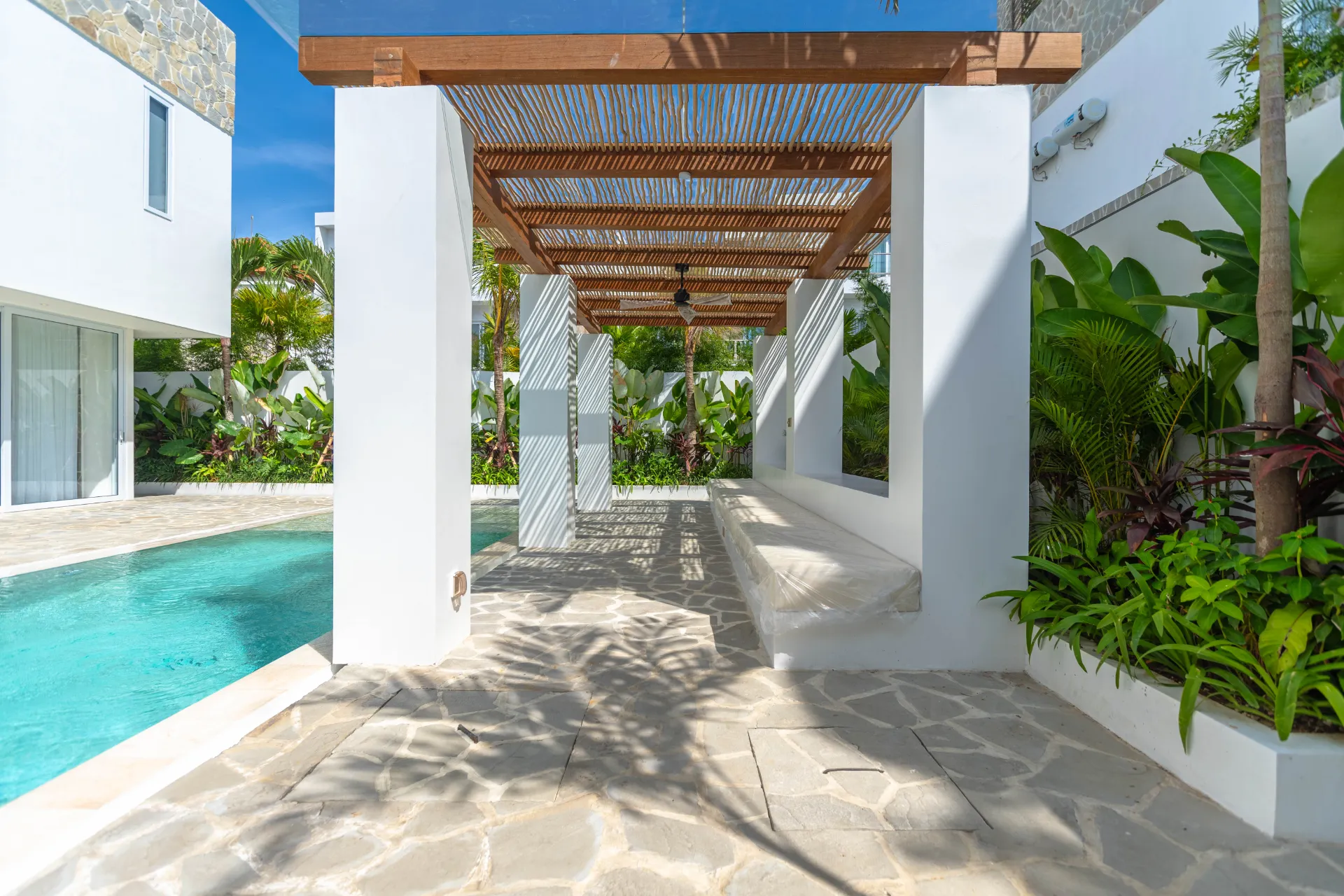 High-end Villa With Rooftop Jacuzzi in Cemagi for Rent — image 3