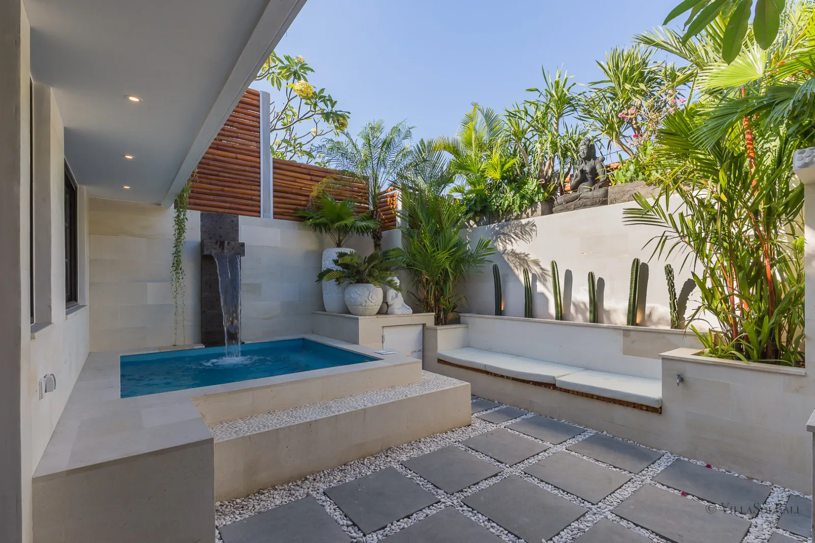 Stylist 2 Bed Villa in KEROBOKAN (Full furnished)